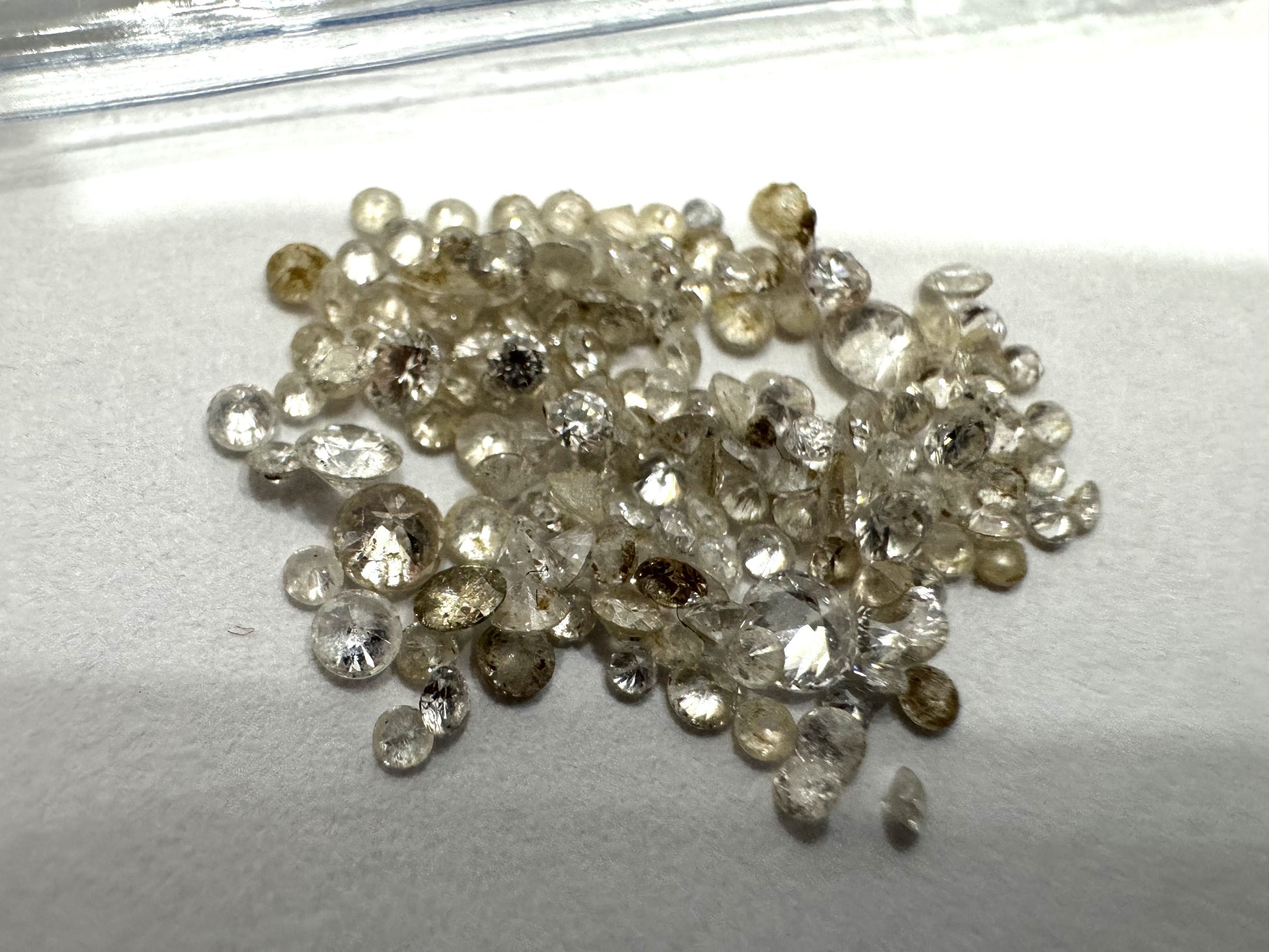 D0.148ct / 2.9ct melee diamonds Loose diamonds