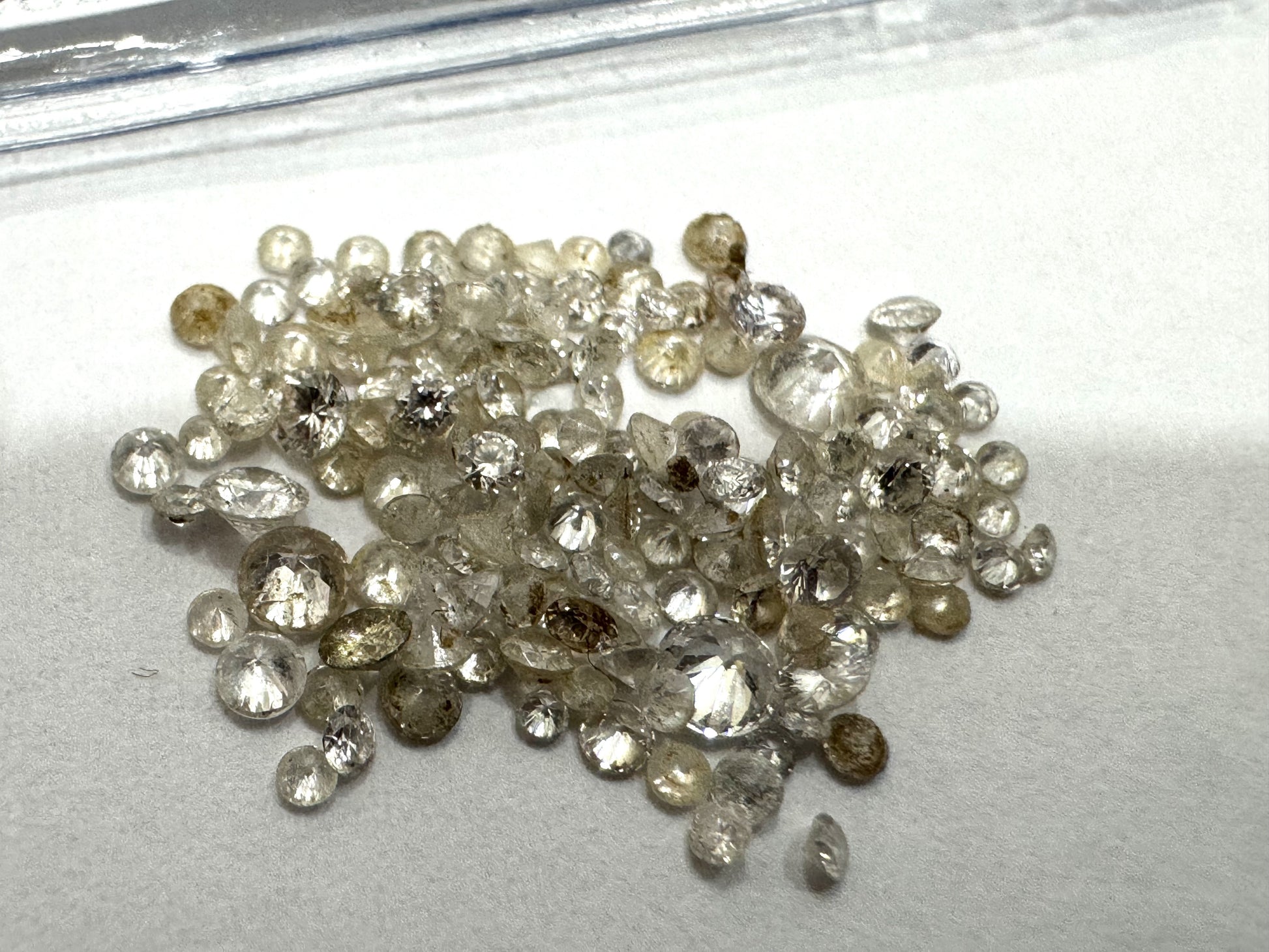 D0.148ct / 2.9ct melee diamonds Loose diamonds