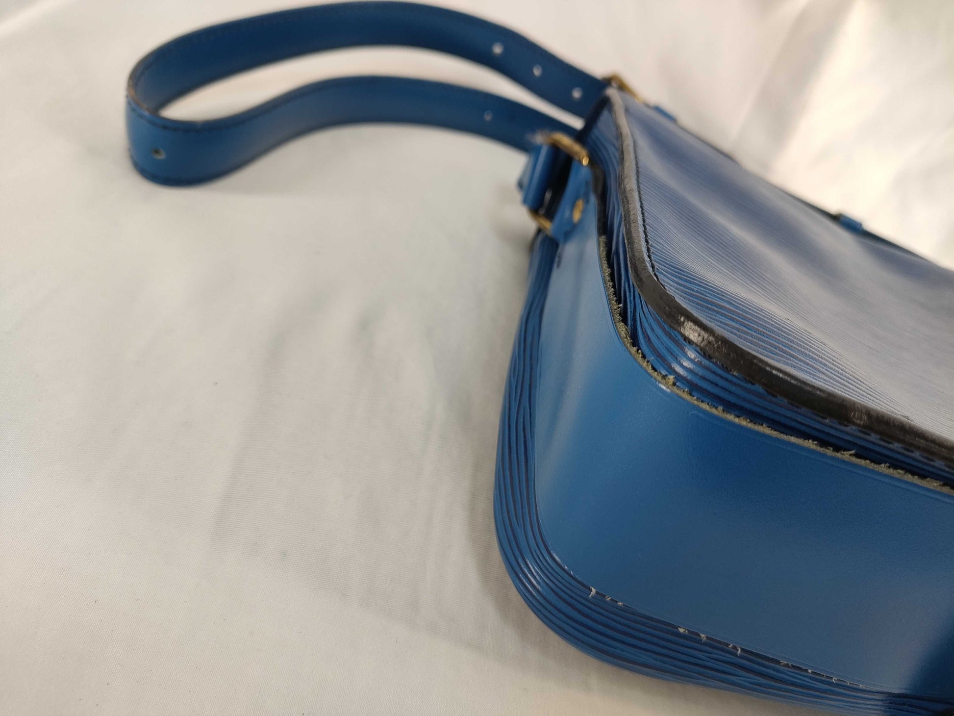 LOUIS VUITTON Epi Cartecière Epi Shoulder Bag