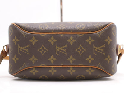 LOUIS VUITTON Monogram M51221 Monogram Blois Shoulder Bag