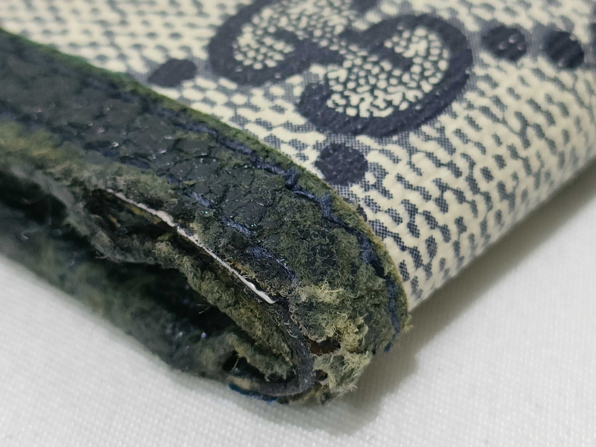 GUCCI GG Supreme Gucci Wallet