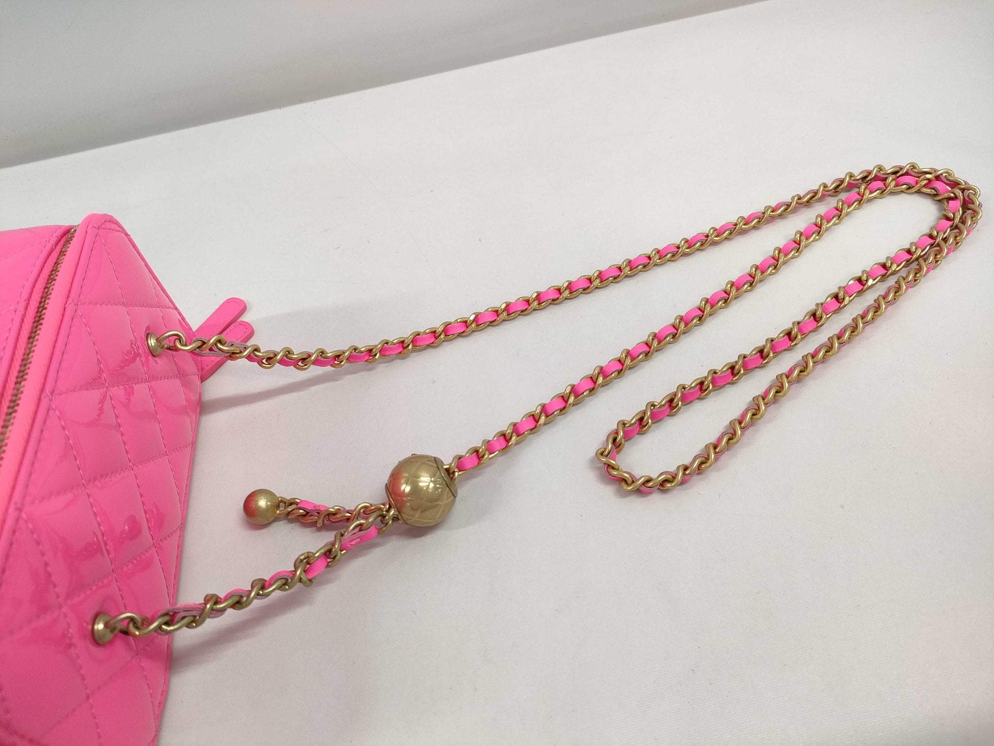 CHANEL CHANEL Small Vanity Shoulder Bag in Pink with Gold Hardware and Patent Leather 