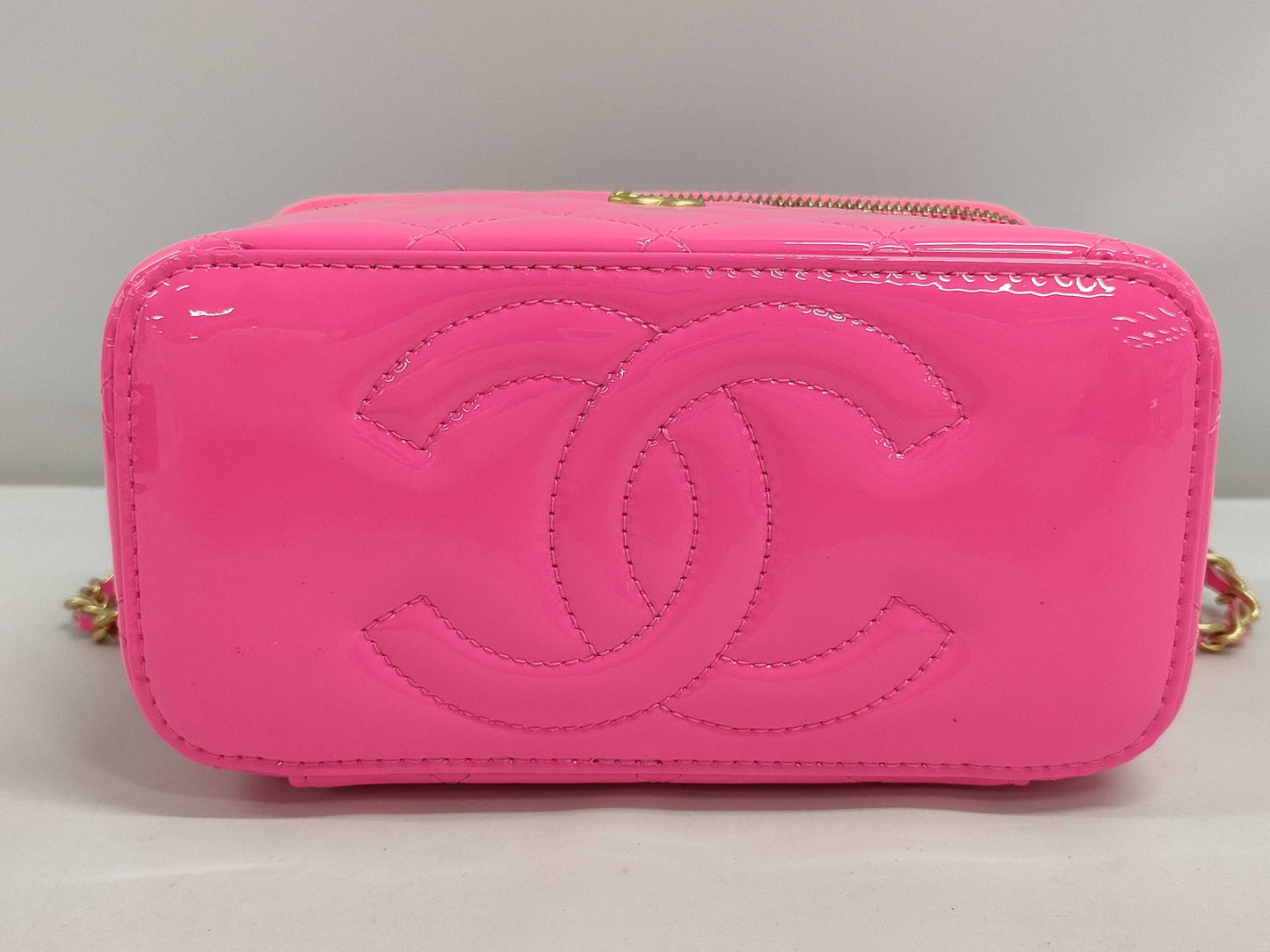 CHANEL CHANEL Small Vanity Shoulder Bag in Pink with Gold Hardware and Patent Leather 