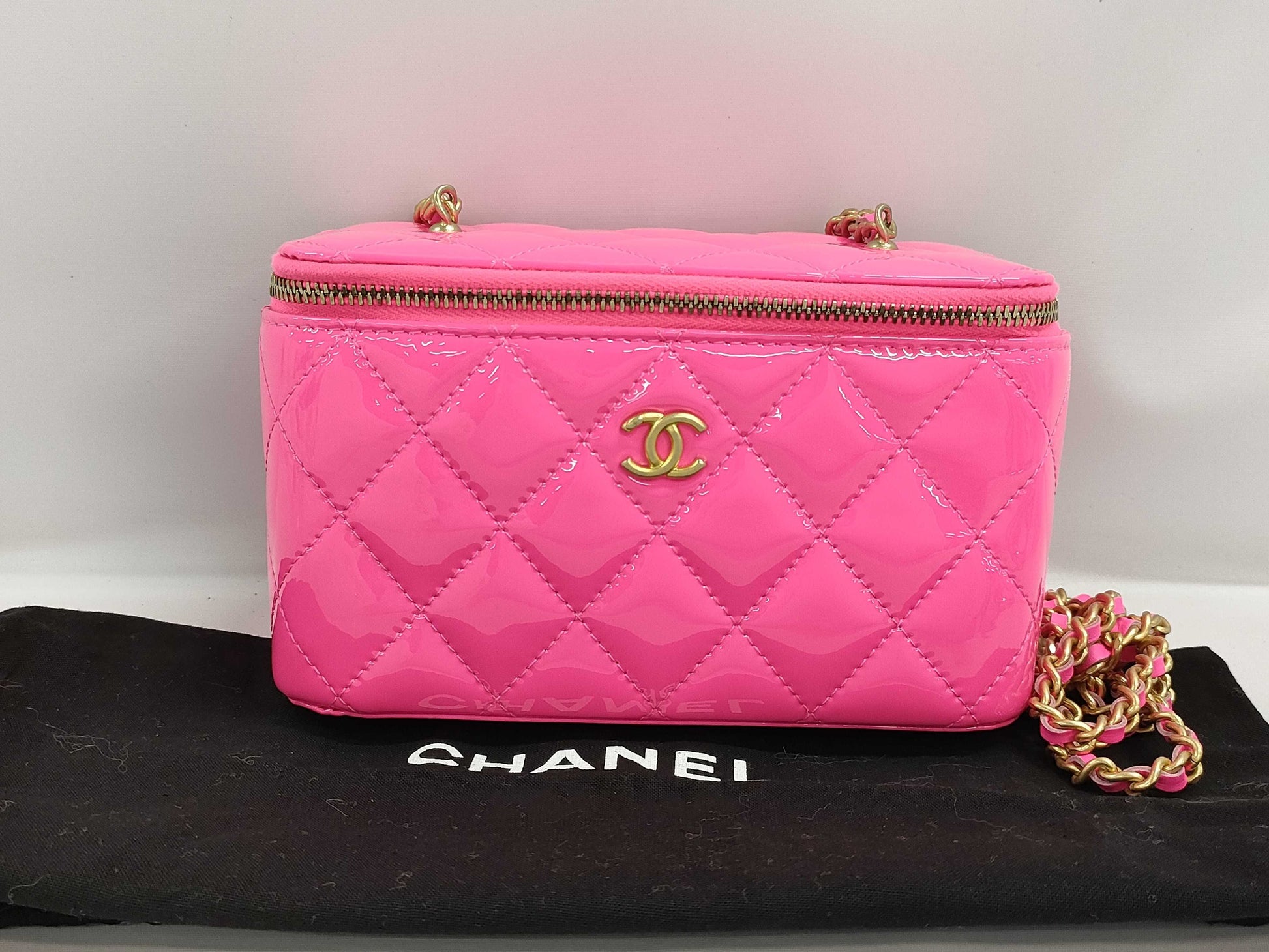 CHANEL CHANEL Small Vanity Shoulder Bag in Pink with Gold Hardware and Patent Leather 