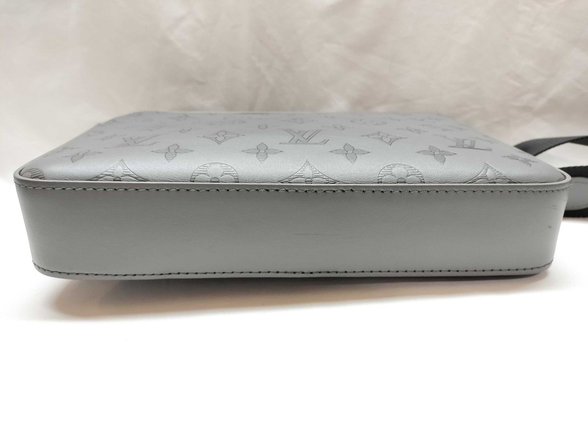 LOUIS VUITTON LOUIS VUITTON Duo Messenger Shoulder Bag M46104 Gray Leather with Black Hardware RFID Shoulder Bag