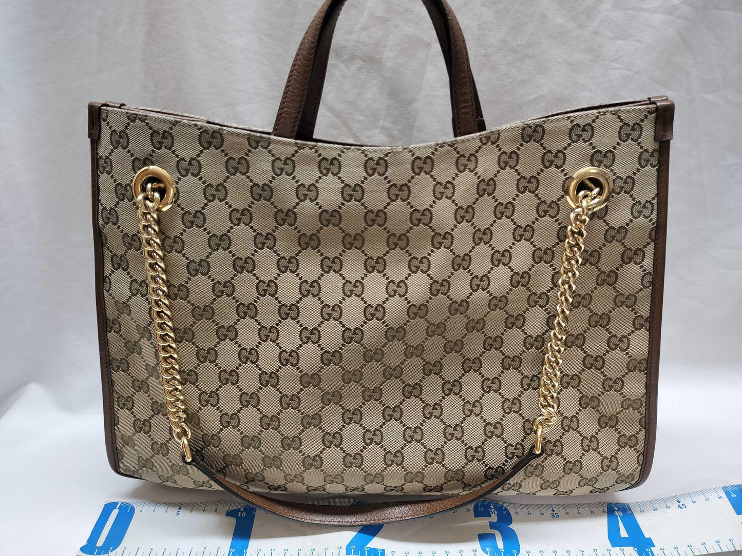 GUCCI GG Supreme Horsebit 1955 2-way tote bag in beige, brown, and gold hardware. GG canvas shoulder bag.