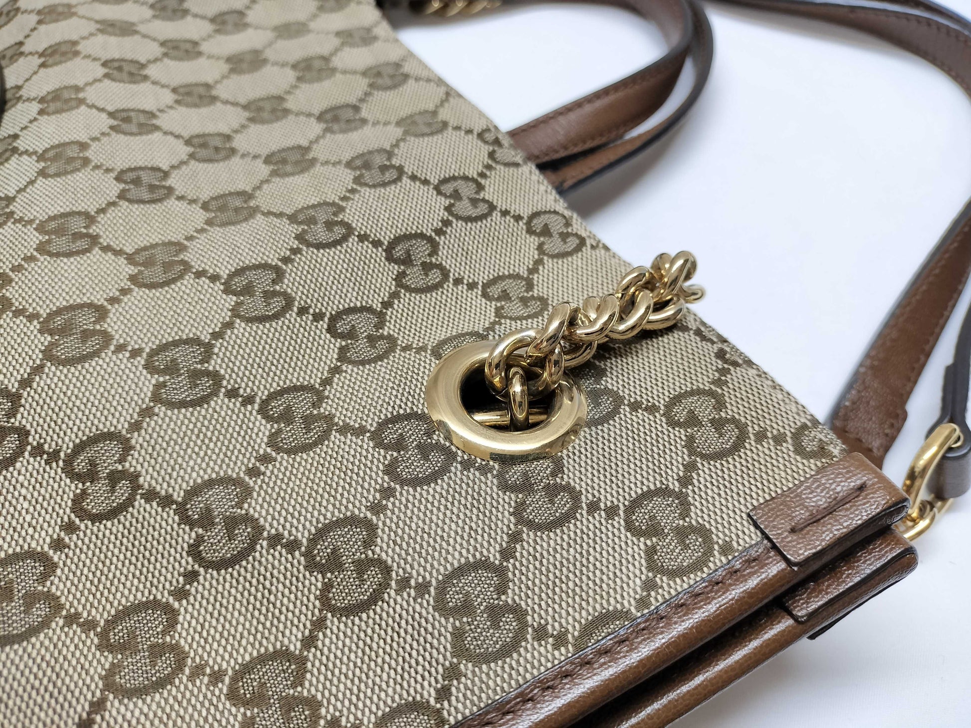 GUCCI GG Supreme Horsebit 1955 2-way tote bag in beige, brown, and gold hardware. GG canvas shoulder bag.