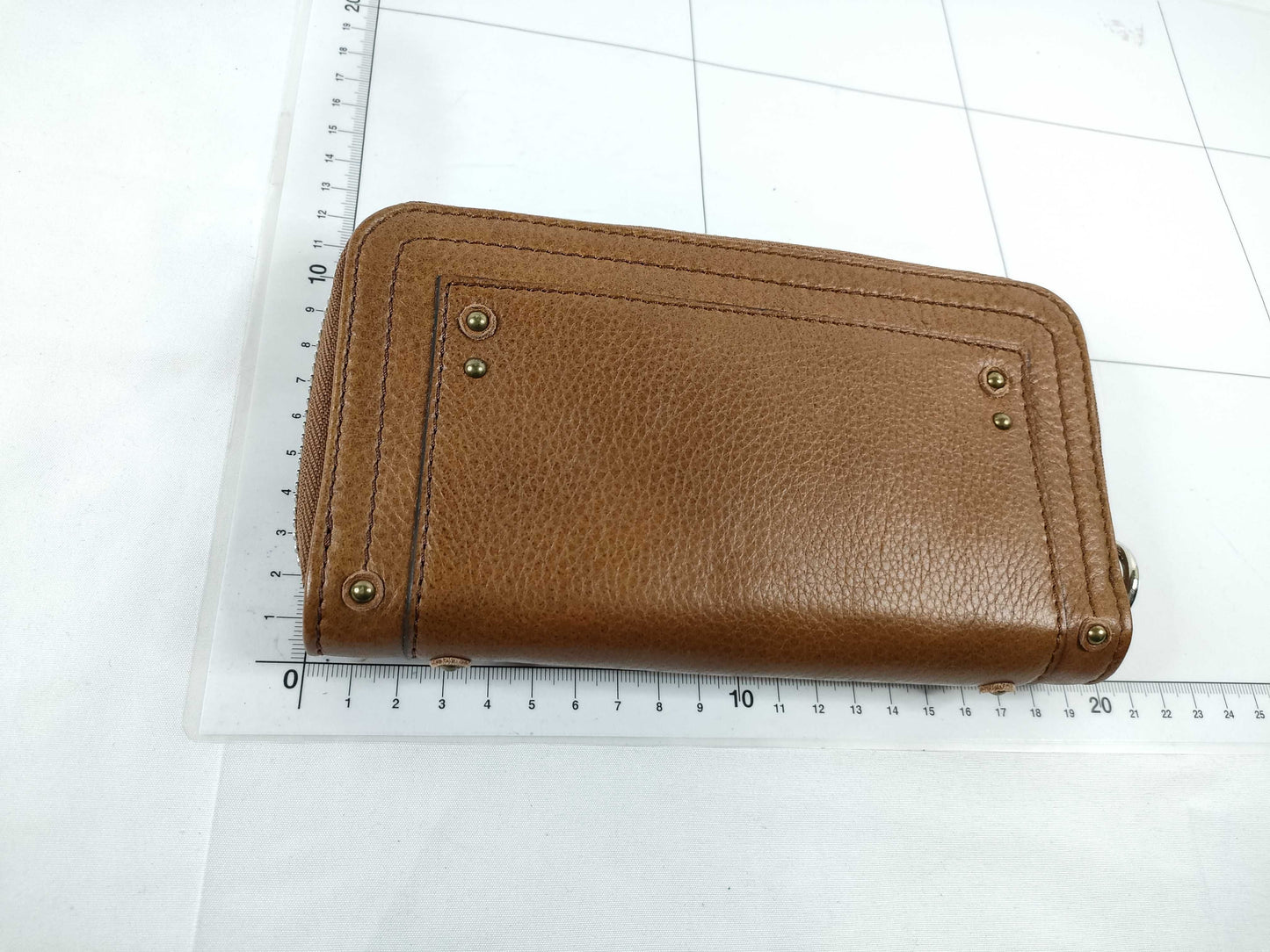 Chloe round zipper wallet