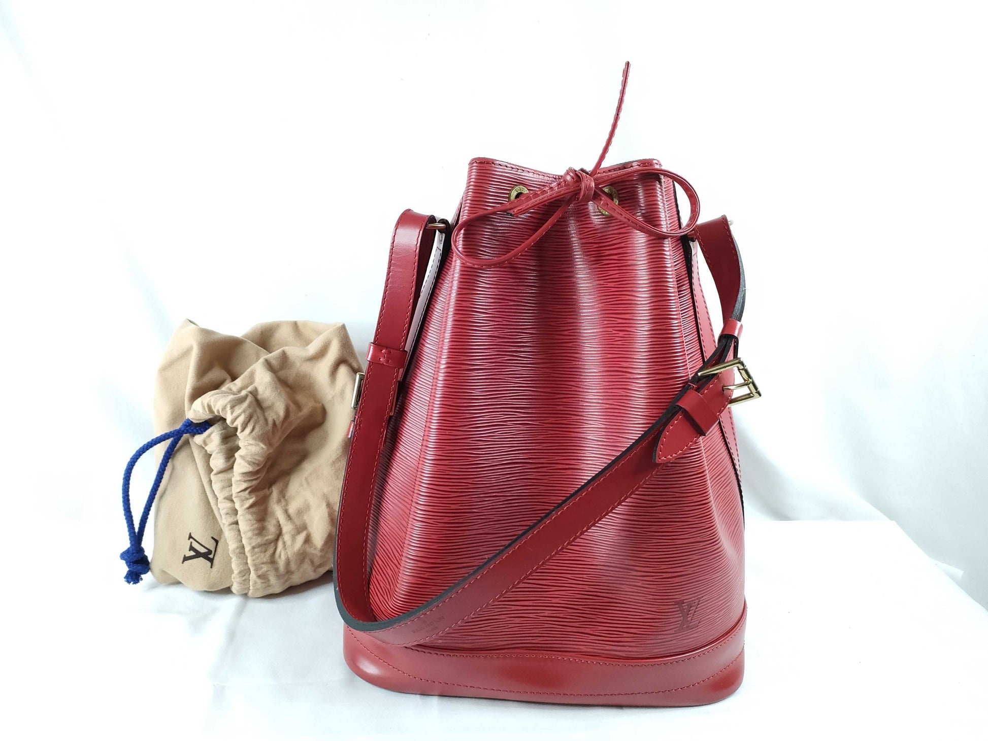 LOUIS VUITTON Epi Noe Red Shoulder Bag