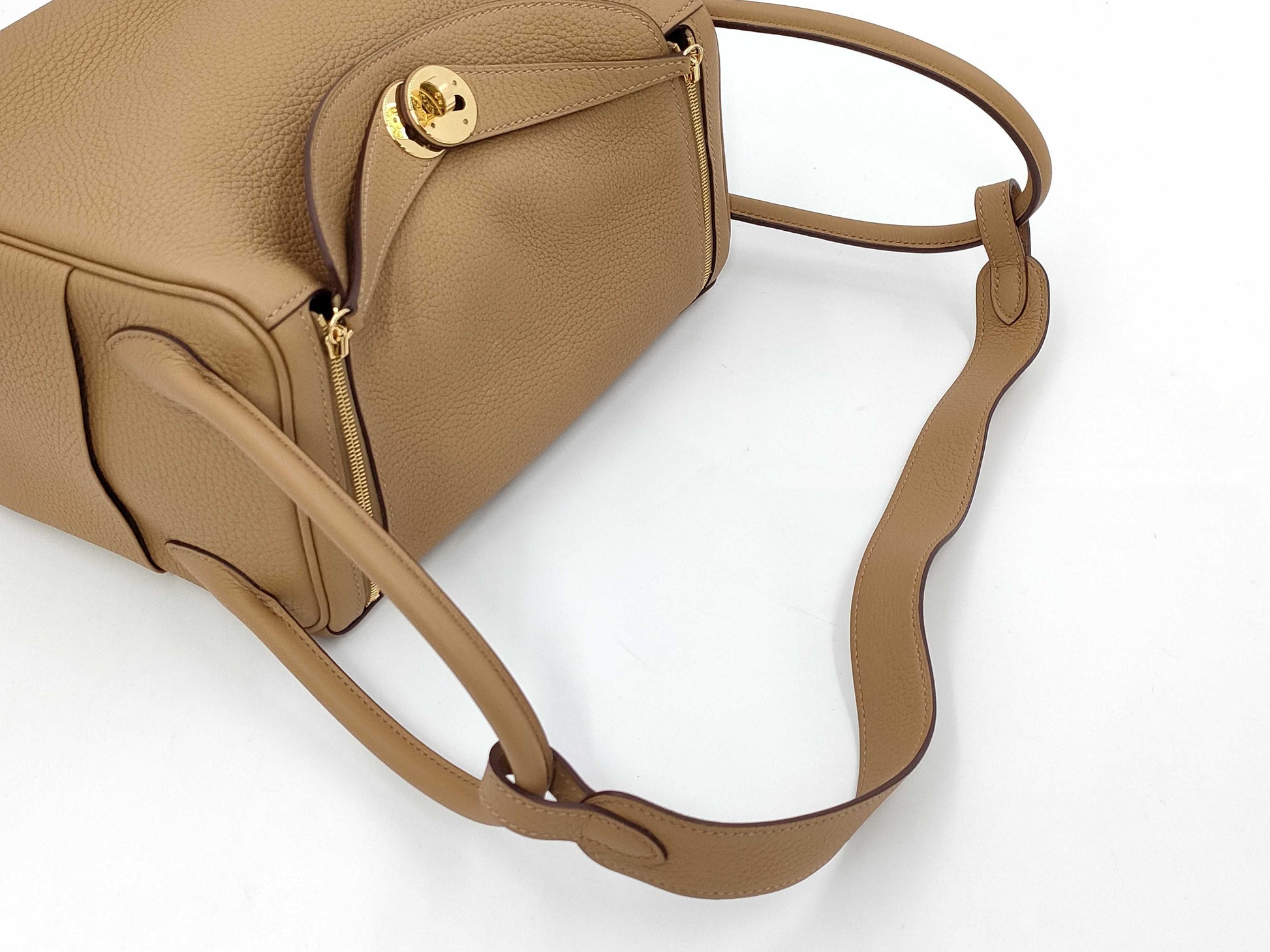 HERMES Lindy 26 Taurillon Clemence Biscuit Shoulder Bag with GD Hardware and Z Stamp