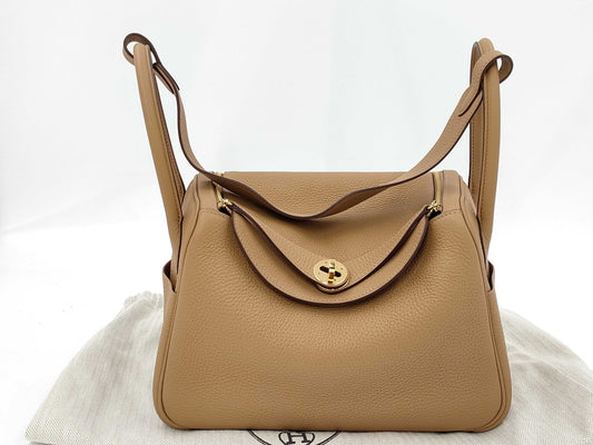 HERMES Lindy 26 Taurillon Clemence Biscuit Shoulder Bag with GD Hardware and Z Stamp