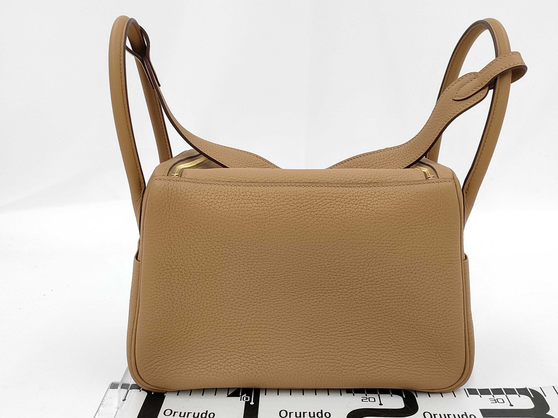 HERMES Lindy 26 Taurillon Clemence Biscuit Shoulder Bag with GD Hardware and Z Stamp