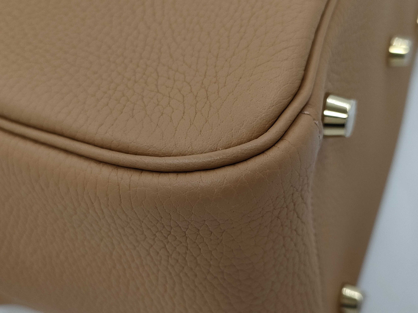 HERMES Lindy 26 Taurillon Clemence Biscuit Shoulder Bag with GD Hardware and Z Stamp