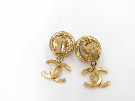 CHANEL Coco Mark Pearl Swing Earrings