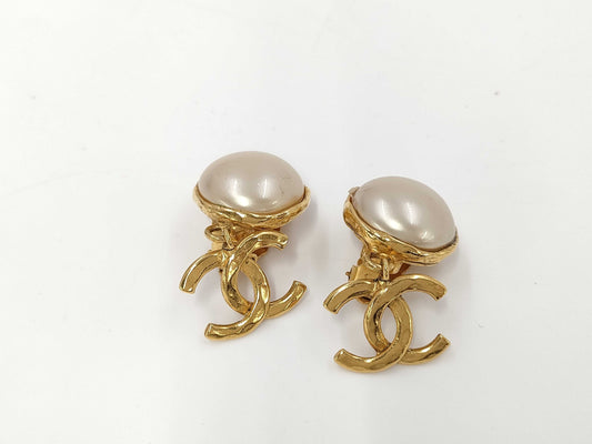 CHANEL Coco Mark Pearl Swing Earrings