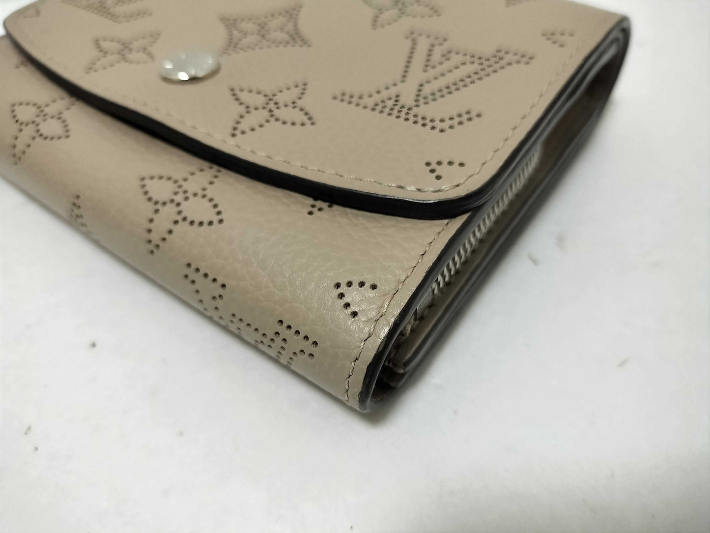 LOUIS VUITTON Mahina Vuitton Mahina Wallet Compact Wallet Wallet