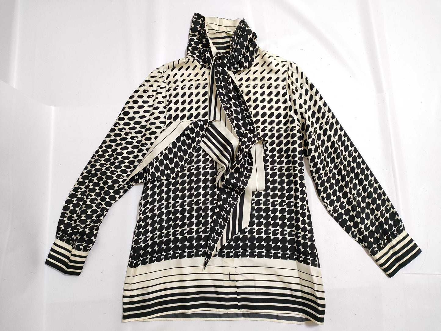 GUCCI GG pattern Gucci bow tie blouse silk top