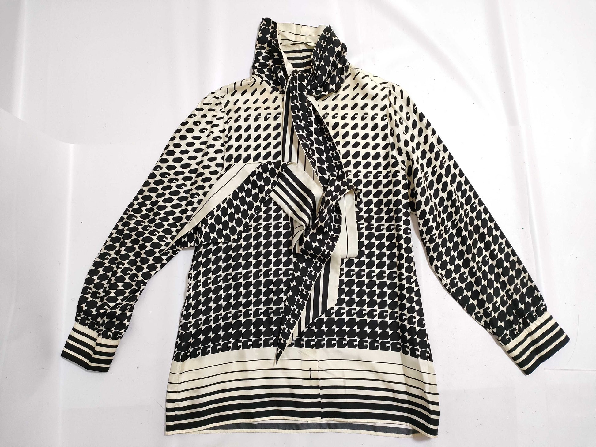 GUCCI GG pattern Gucci bow tie blouse silk top