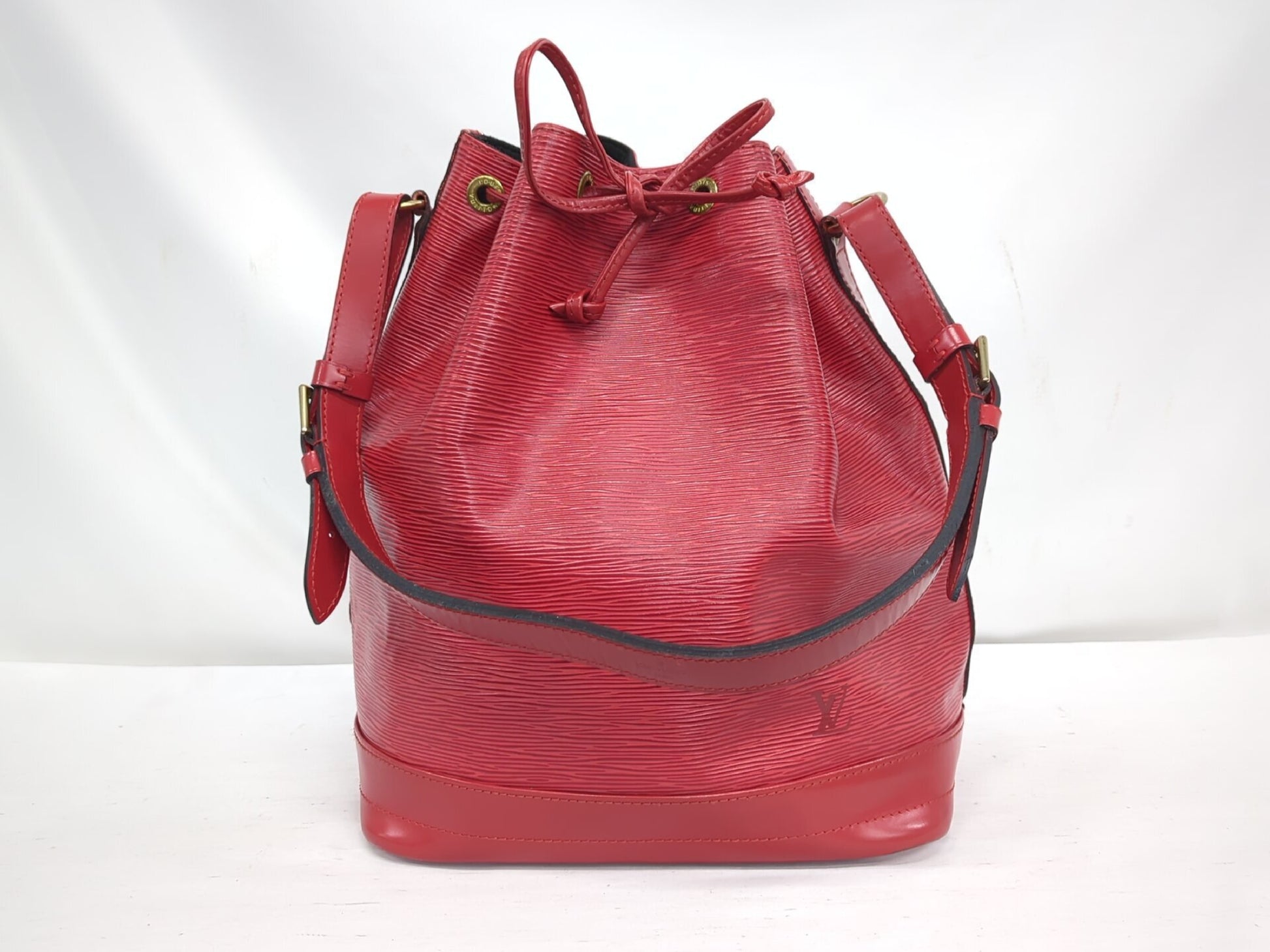 LOUIS VUITTON Epi Noe Red Shoulder Bag