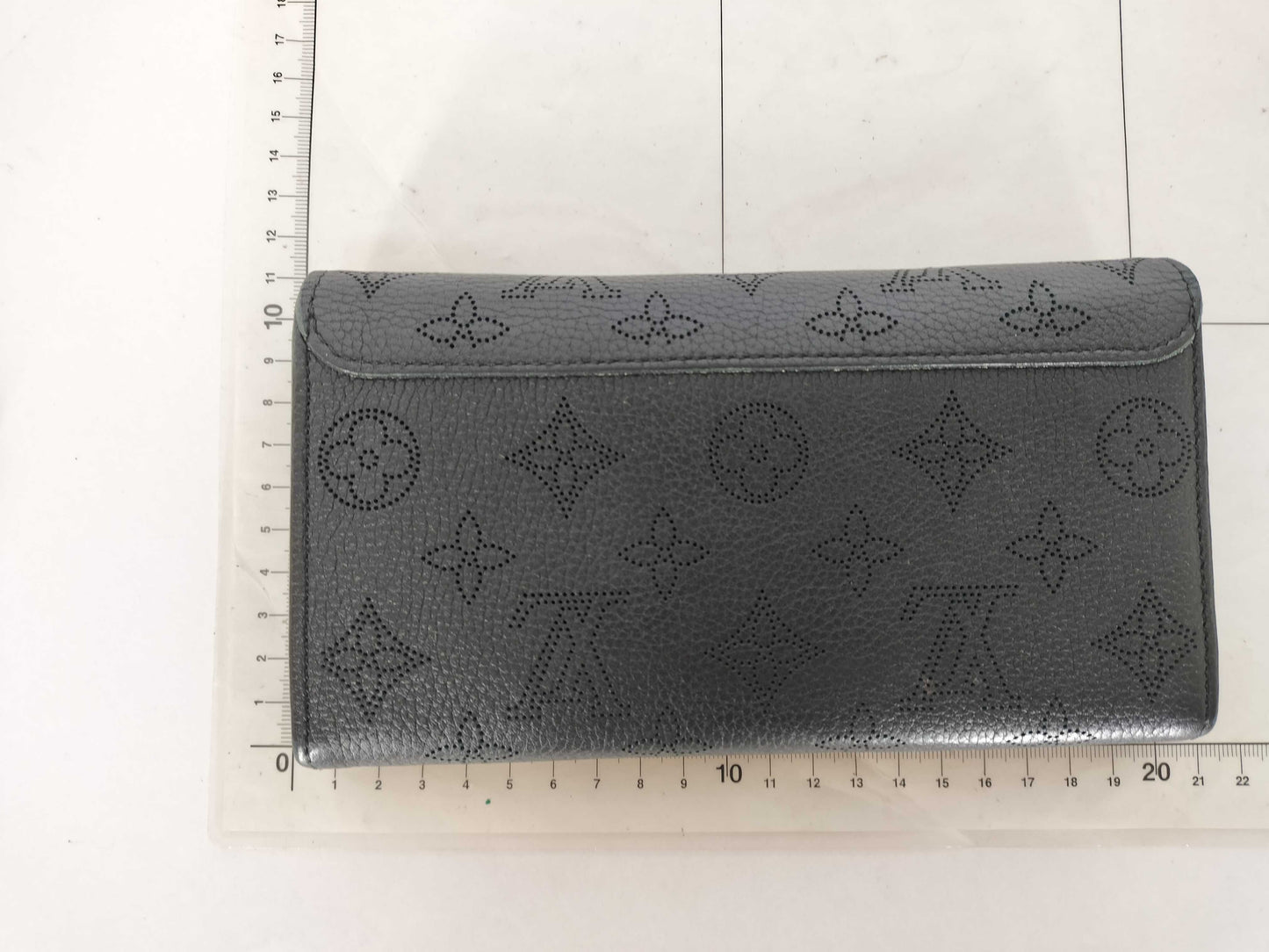 LOUIS VUITTON Mahina Louis Vuitton Porte-Feuille Iris Wallet M60143 Wallet