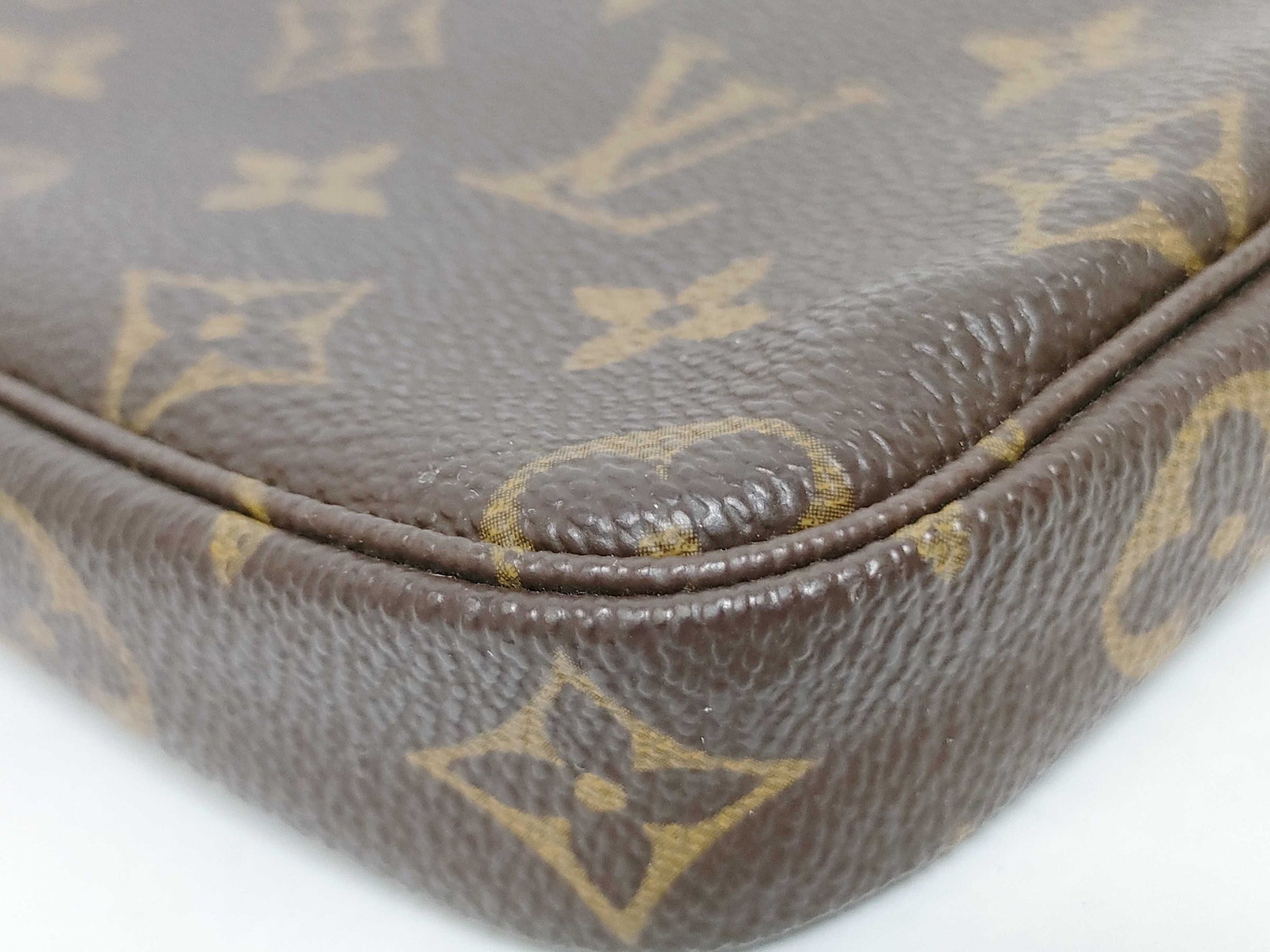 LOUIS VUITTON Monogram Louis Vuitton Monogram Pochette Accessoires Pouch