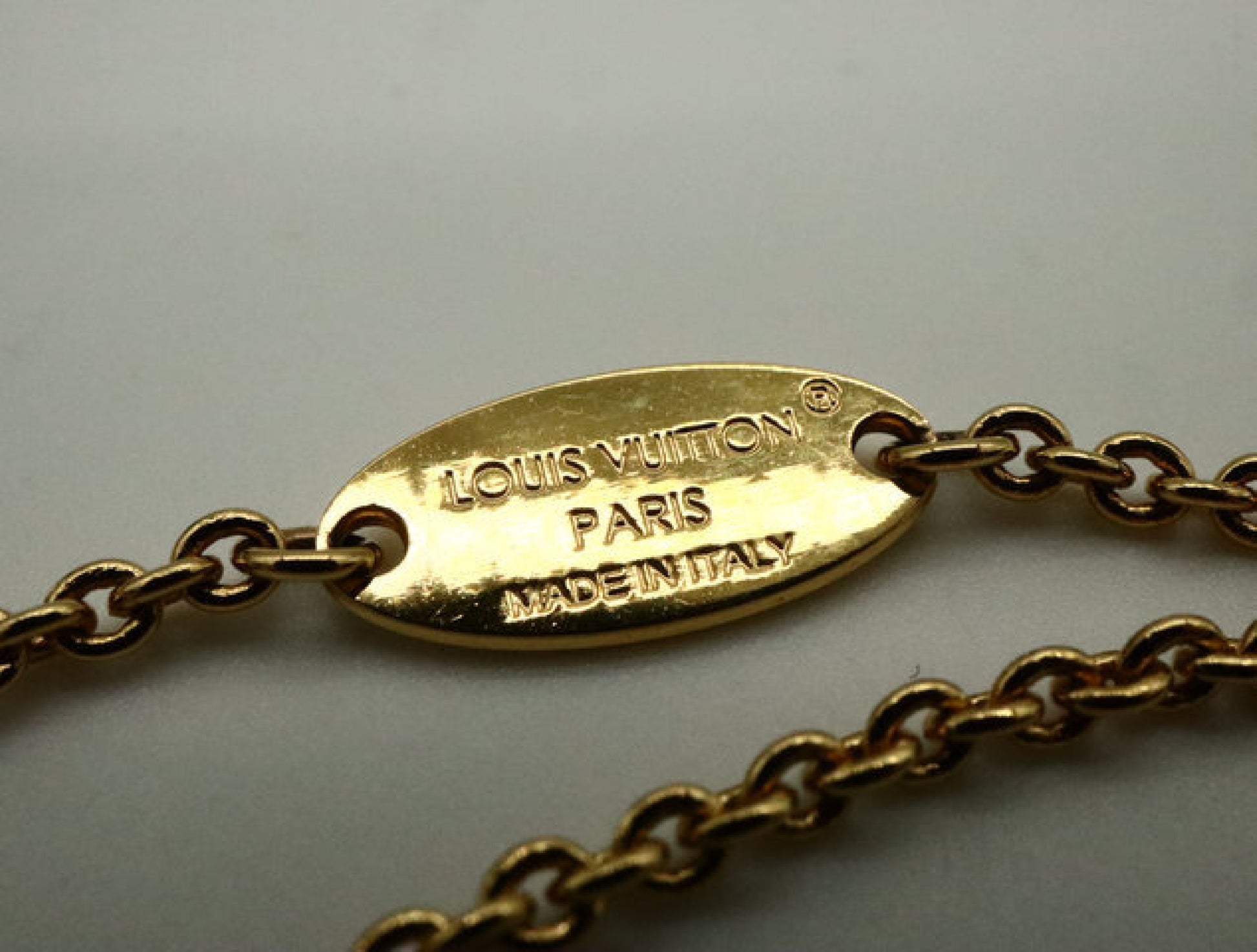 LOUIS VUITTON Essential V M00857 Necklace