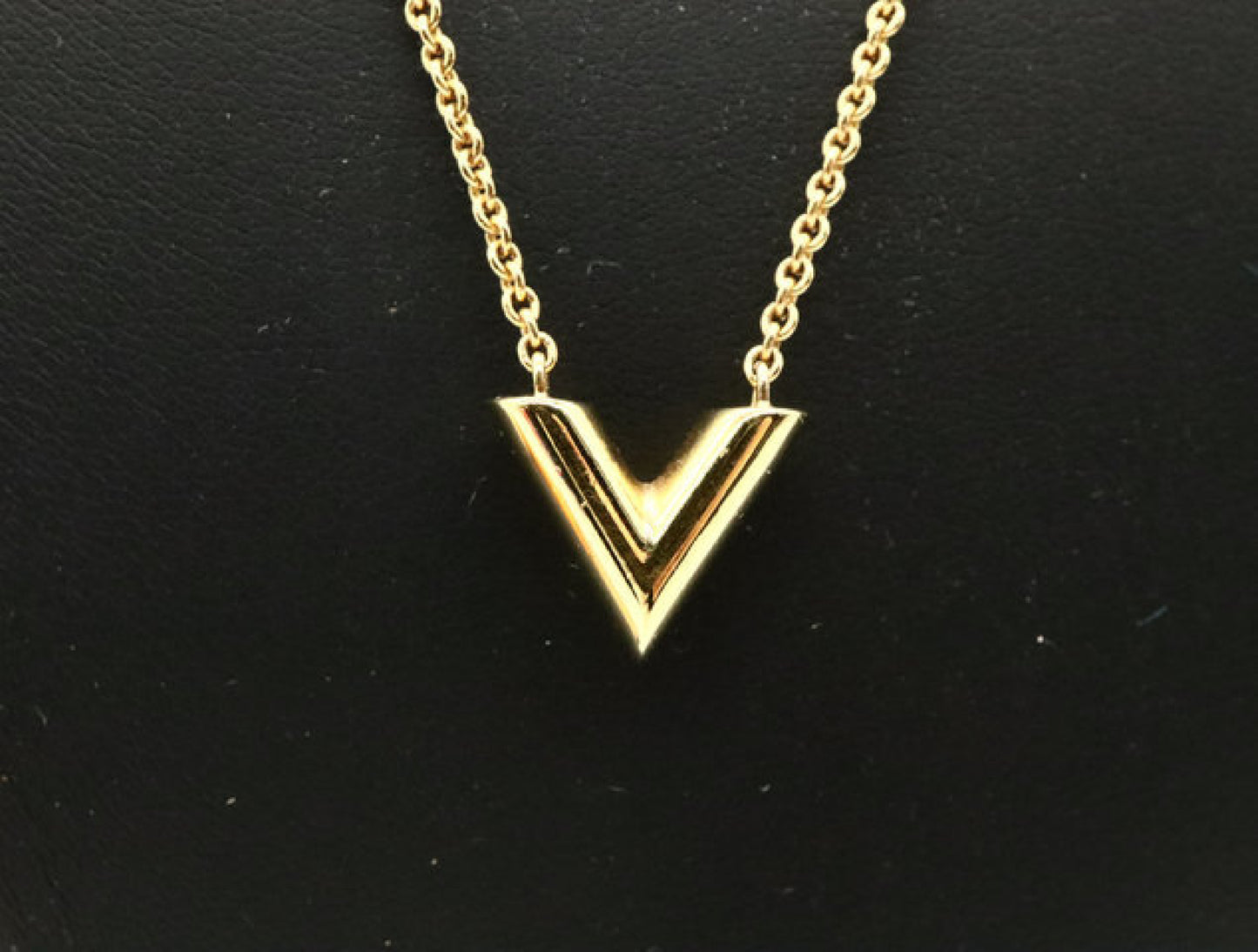 LOUIS VUITTON Essential V M00857 Necklace
