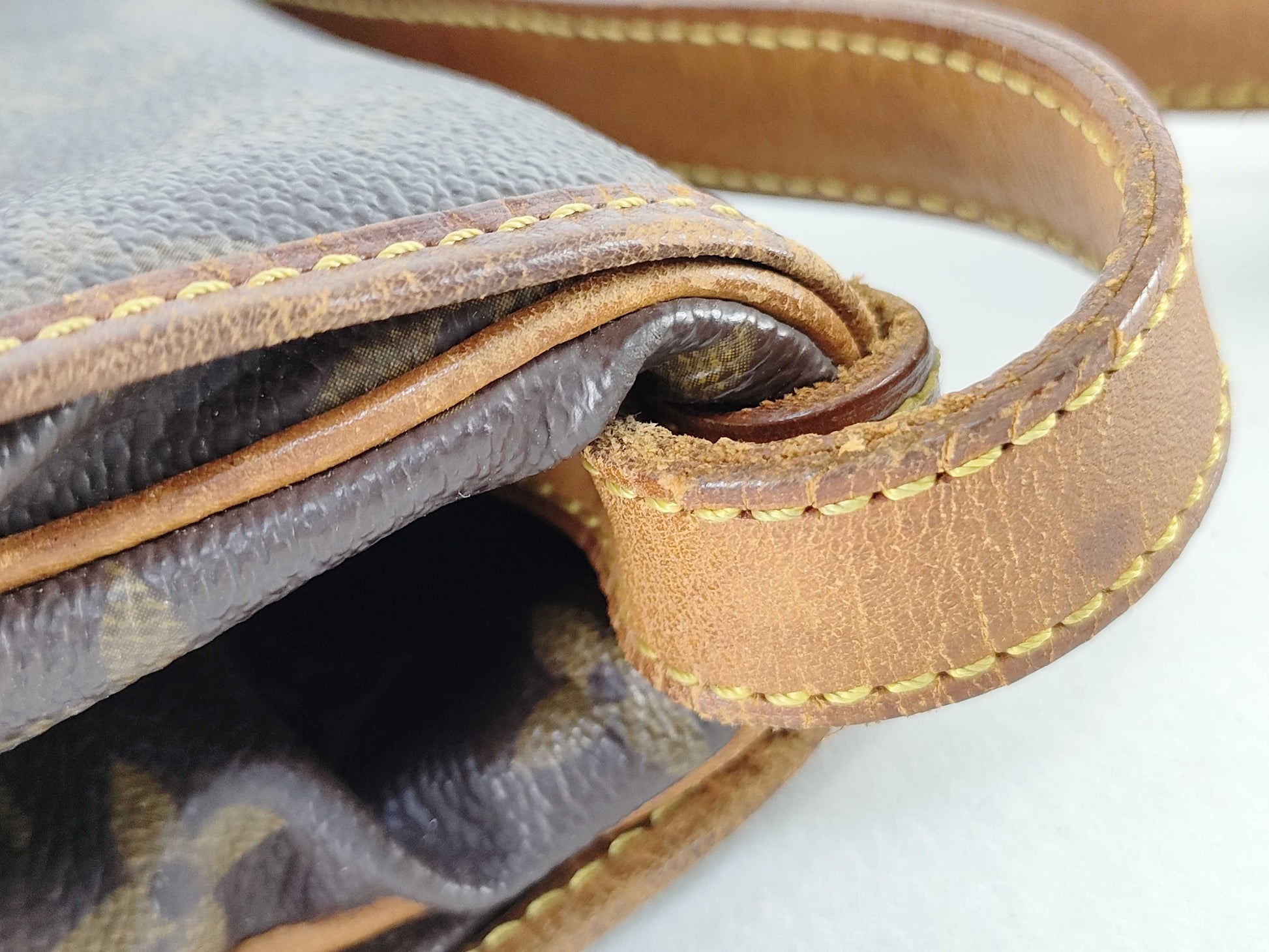 LOUIS VUITTON Monogram Louis Vuitton Saumur 30 M42256 Shoulder Bag