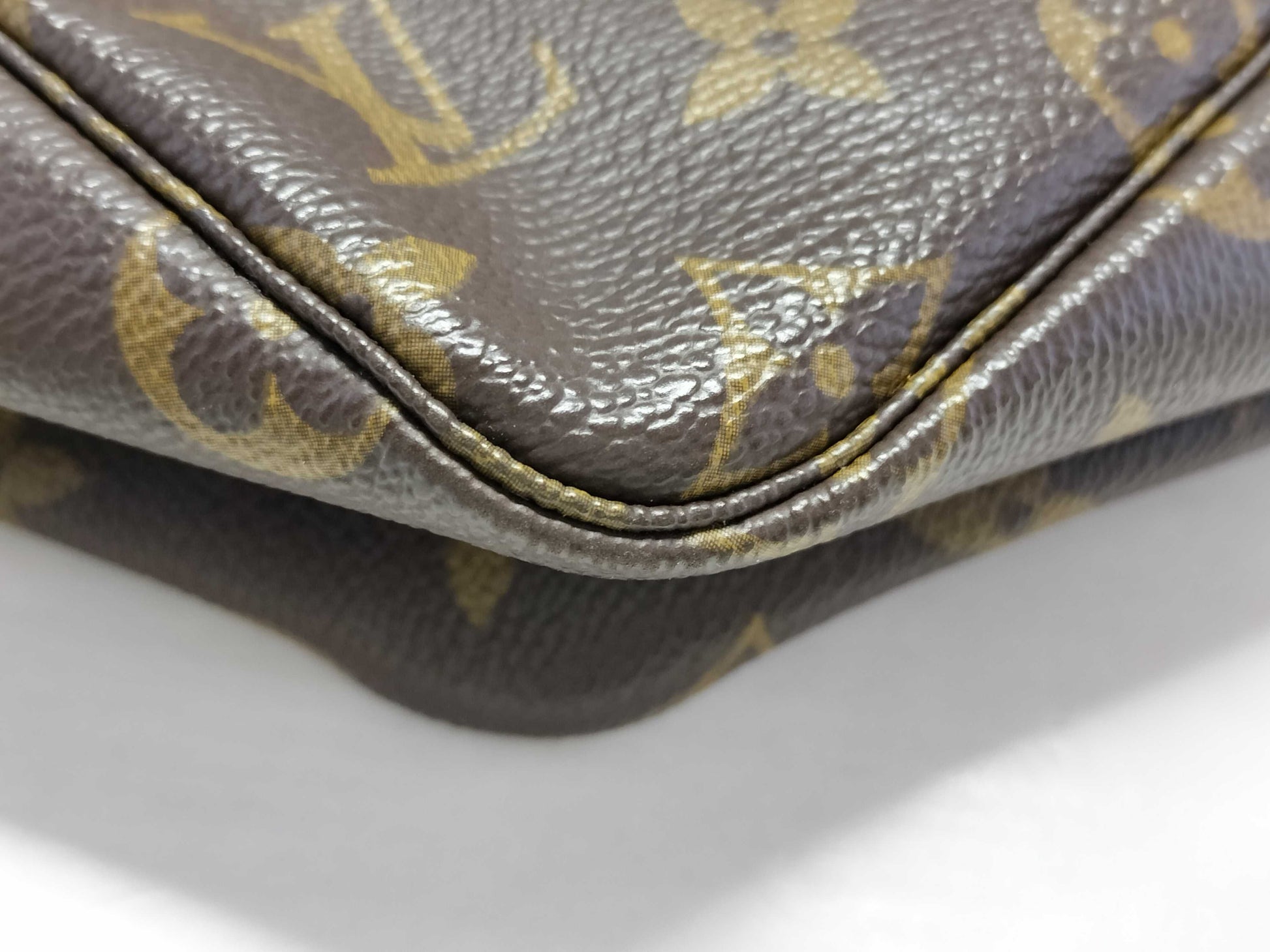 LOUIS VUITTON Monogram LV Monogram Truth Toilette 28 M47522 N00961 Pouch