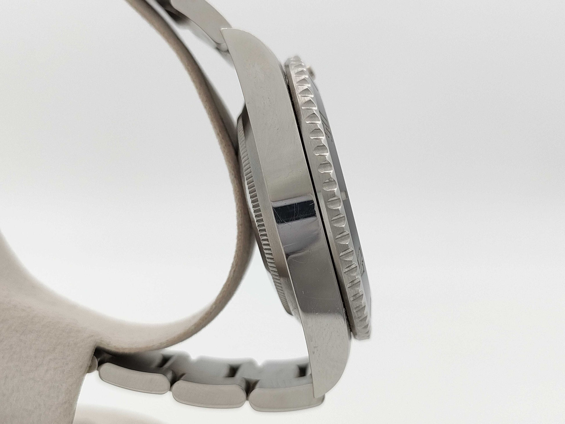 ROLEX 114060 G392Y140 Black Dial Oyster Breath Men's Watch