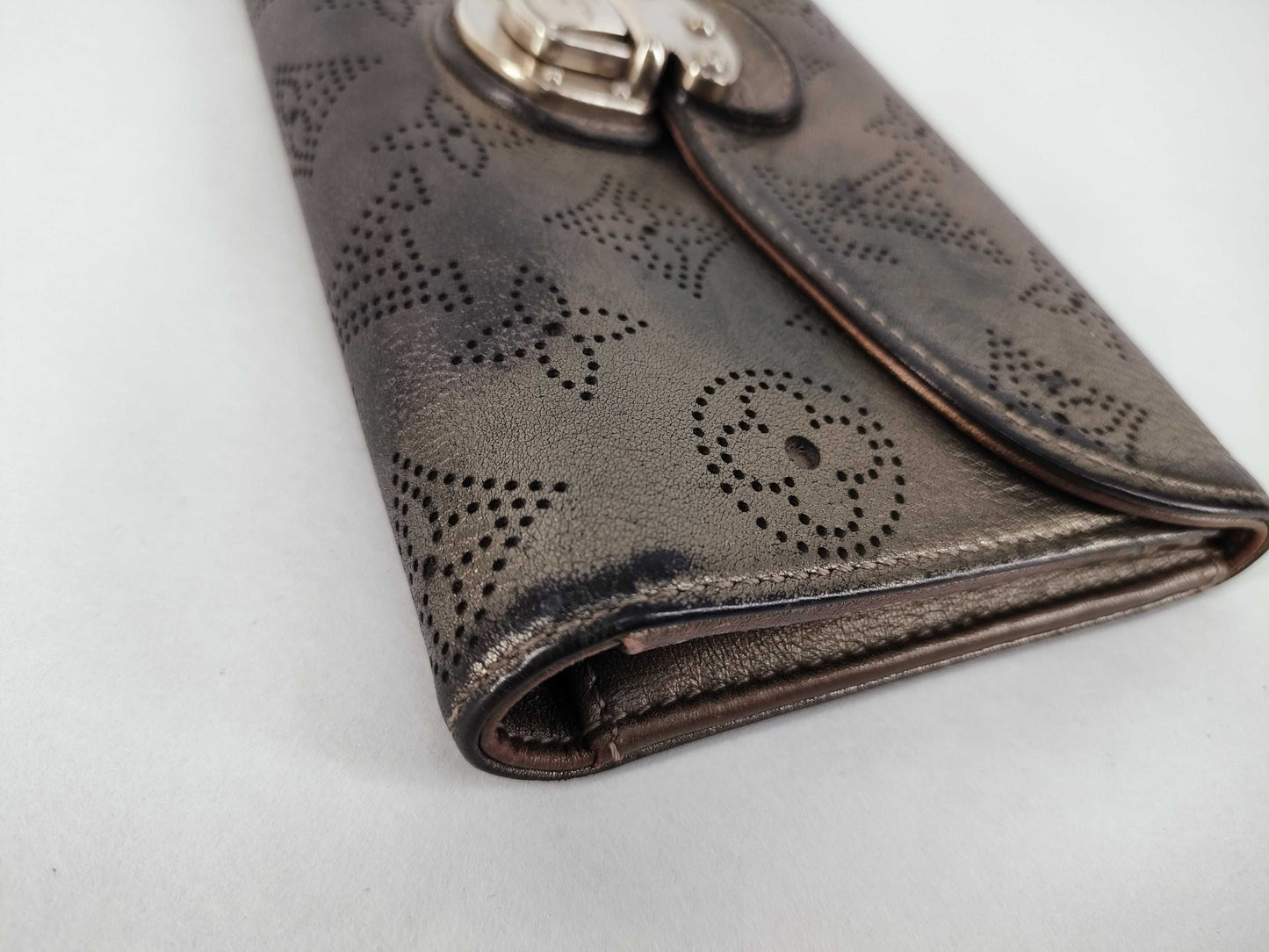 LOUIS VUITTON Mahina Vuitton Amelia Mahina M95716 TH0068 Wallet