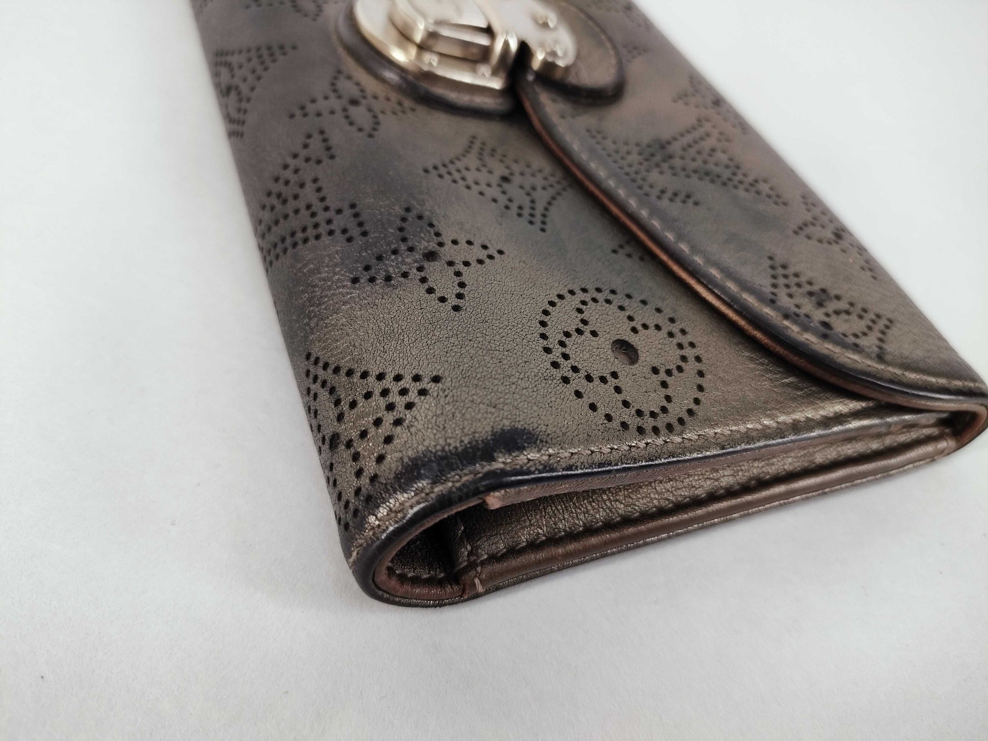 LOUIS VUITTON Mahina Vuitton Amelia Mahina M95716 TH0068 Wallet