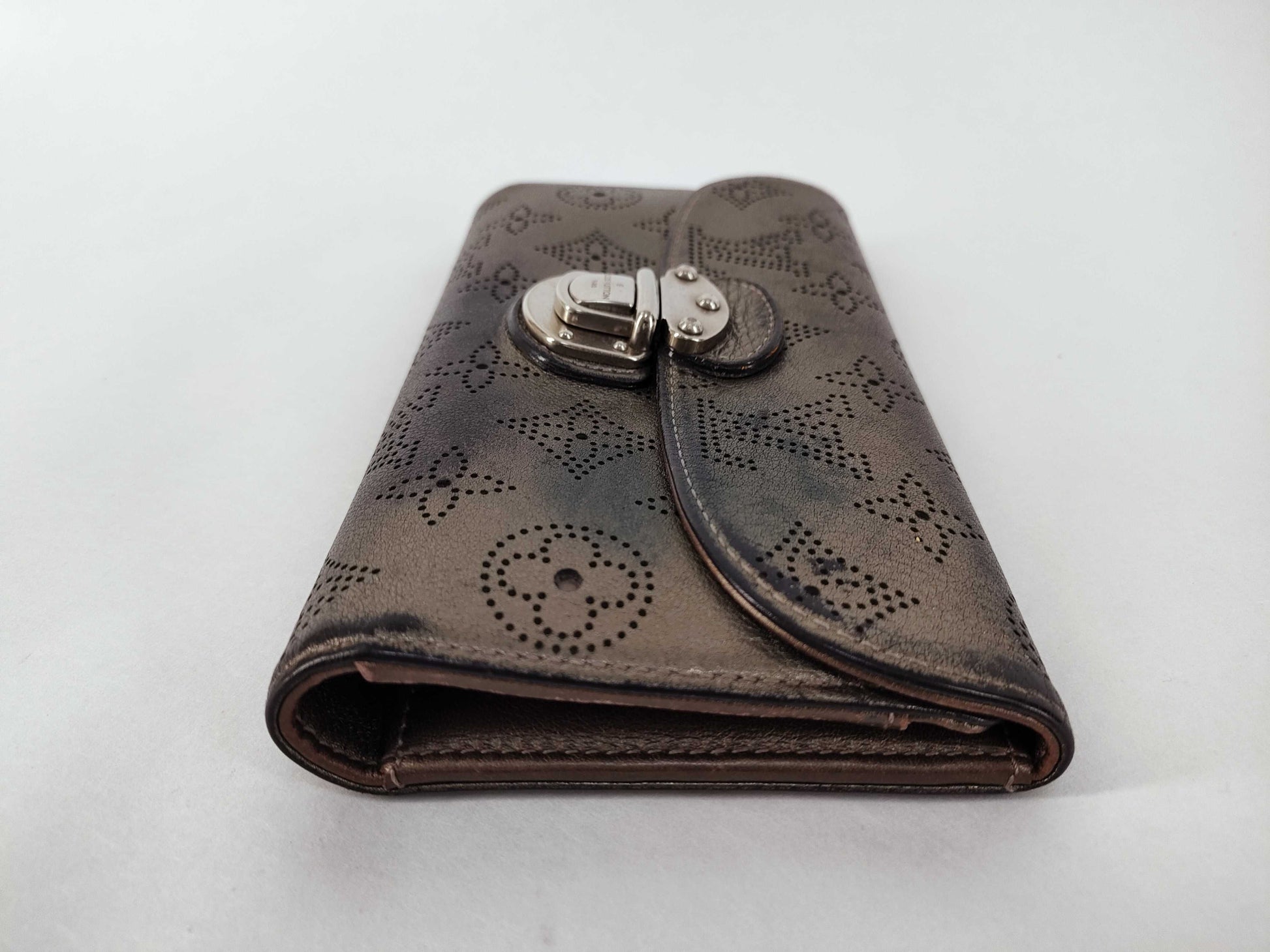 LOUIS VUITTON Mahina Vuitton Amelia Mahina M95716 TH0068 Wallet
