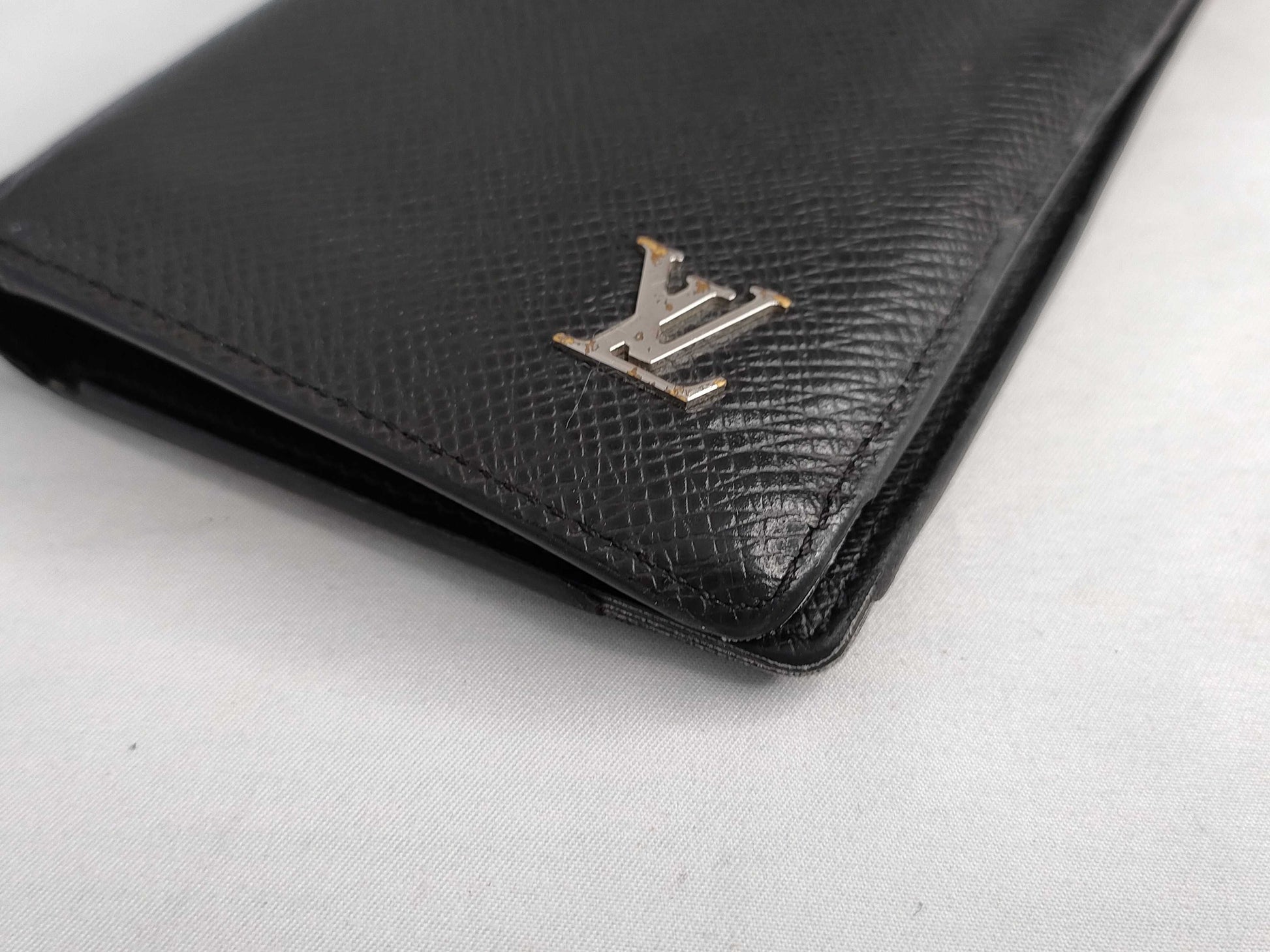 LOUIS VUITTON Taiga Vuitton Brazza Taiga Noir M30285 RFID Wallet