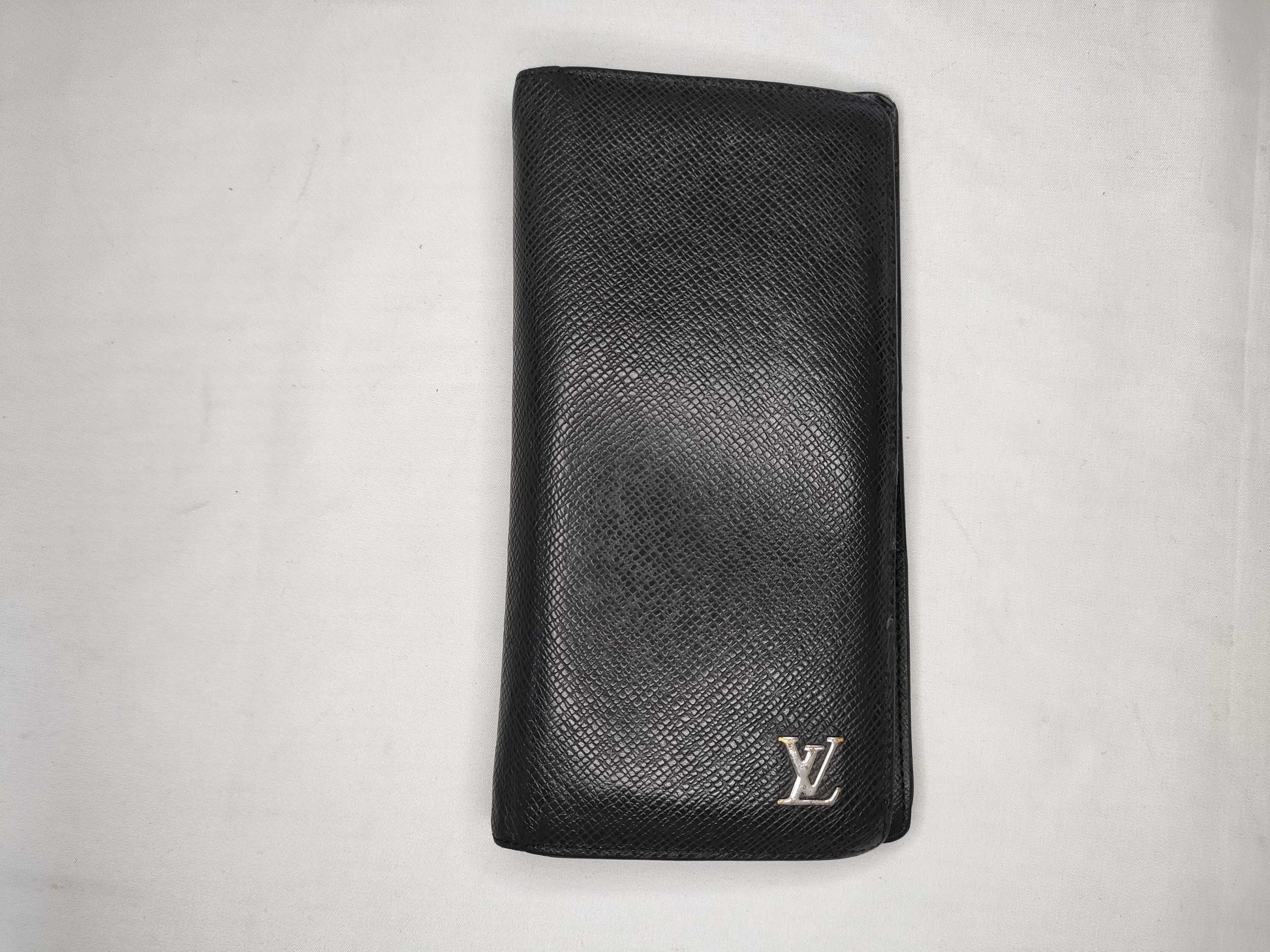 LOUIS VUITTON Taiga Vuitton Brazza Taiga Noir M30285 RFID Wallet