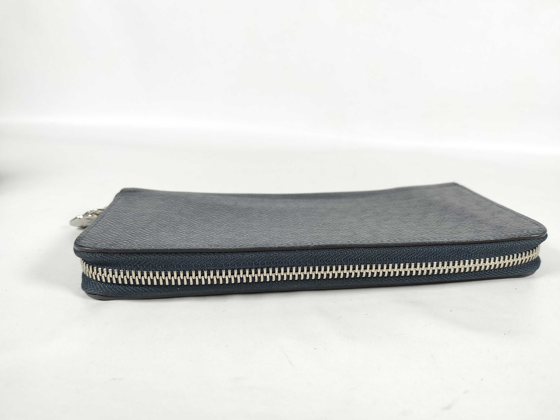 LOUIS VUITTON Taiga Vuitton Vertical Taiga M32837 RFID Wallet