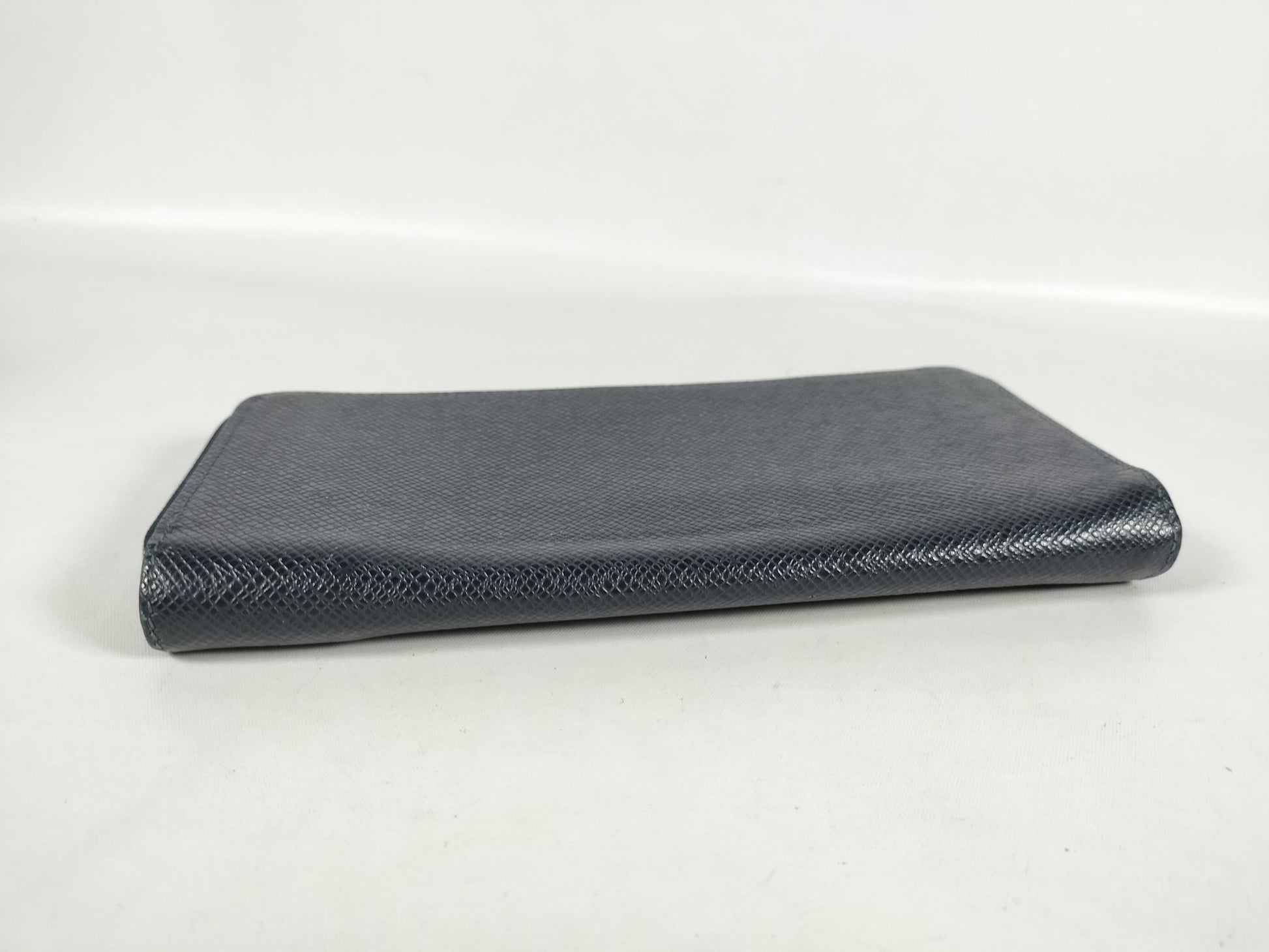 LOUIS VUITTON Taiga Vuitton Vertical Taiga M32837 RFID Wallet
