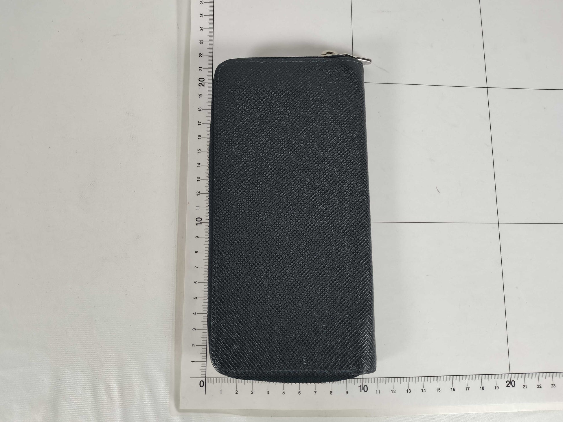 LOUIS VUITTON Taiga Vuitton Vertical Taiga M32837 RFID Wallet