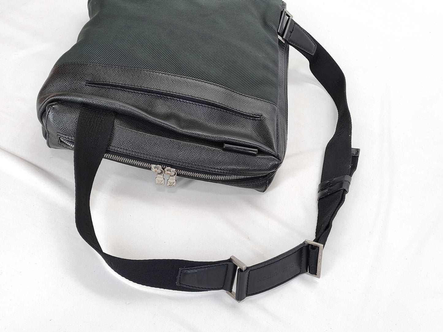 LOUIS VUITTON Taiga Vuitton Beluga M30912 Taiga Shoulder Bag Shoulder Bag