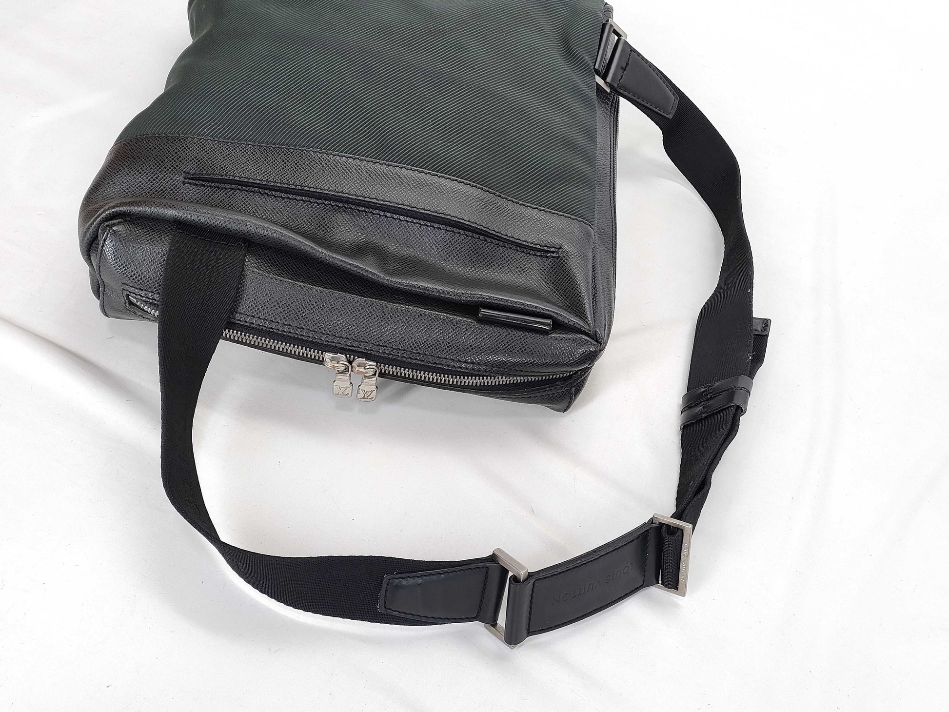 LOUIS VUITTON Taiga Vuitton Beluga M30912 Taiga Shoulder Bag Shoulder Bag