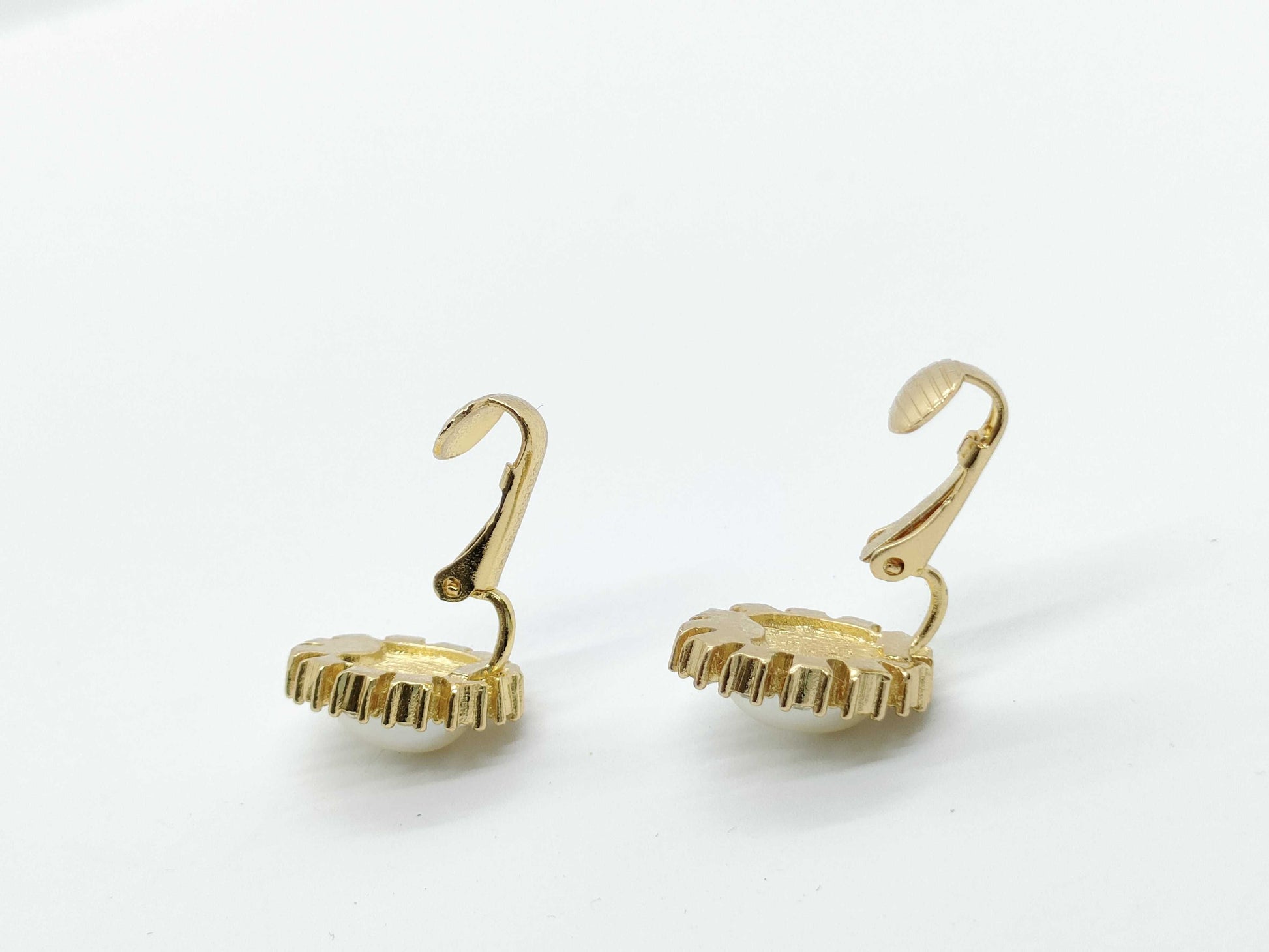 Dior Faux Pearl Earrings 5.4g