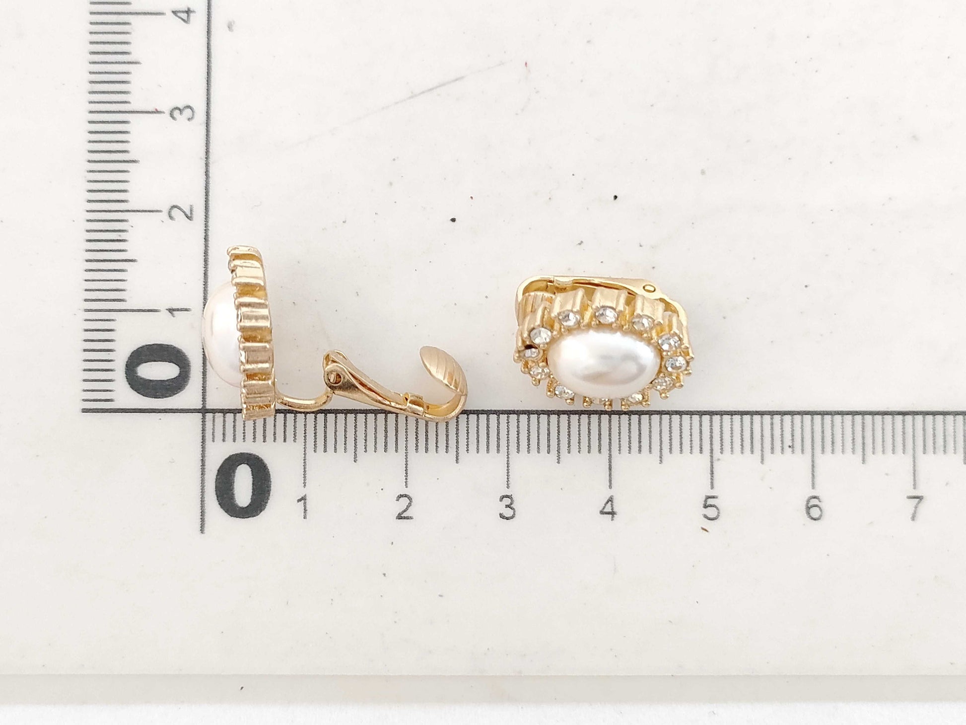 Dior Faux Pearl Earrings 5.4g