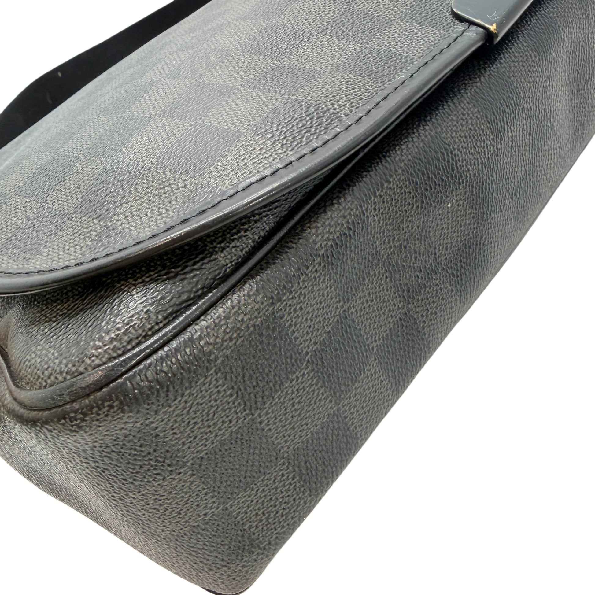 LOUIS VUITTON Louis Vuitton Damier Graffit Messenger Shoulder Bag Shoulder Bag