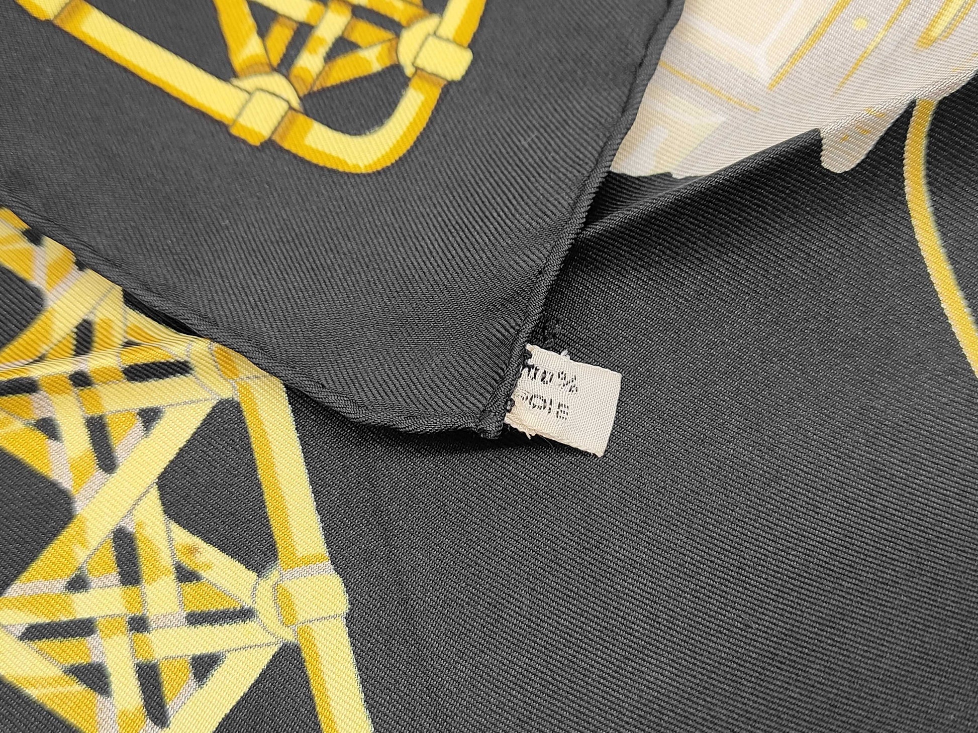 HERMES Silk Carré 90 FEUX DE ROUTE Carriage Lantern Black Yellow Scarf