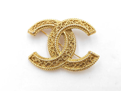 CHANEL 1108GP Coco Mark Brooch in Matte Gold with Rice