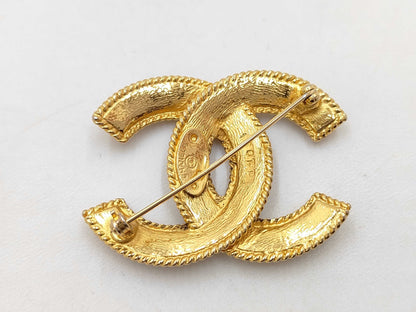 CHANEL 1108GP Coco Mark Brooch in Matte Gold with Rice