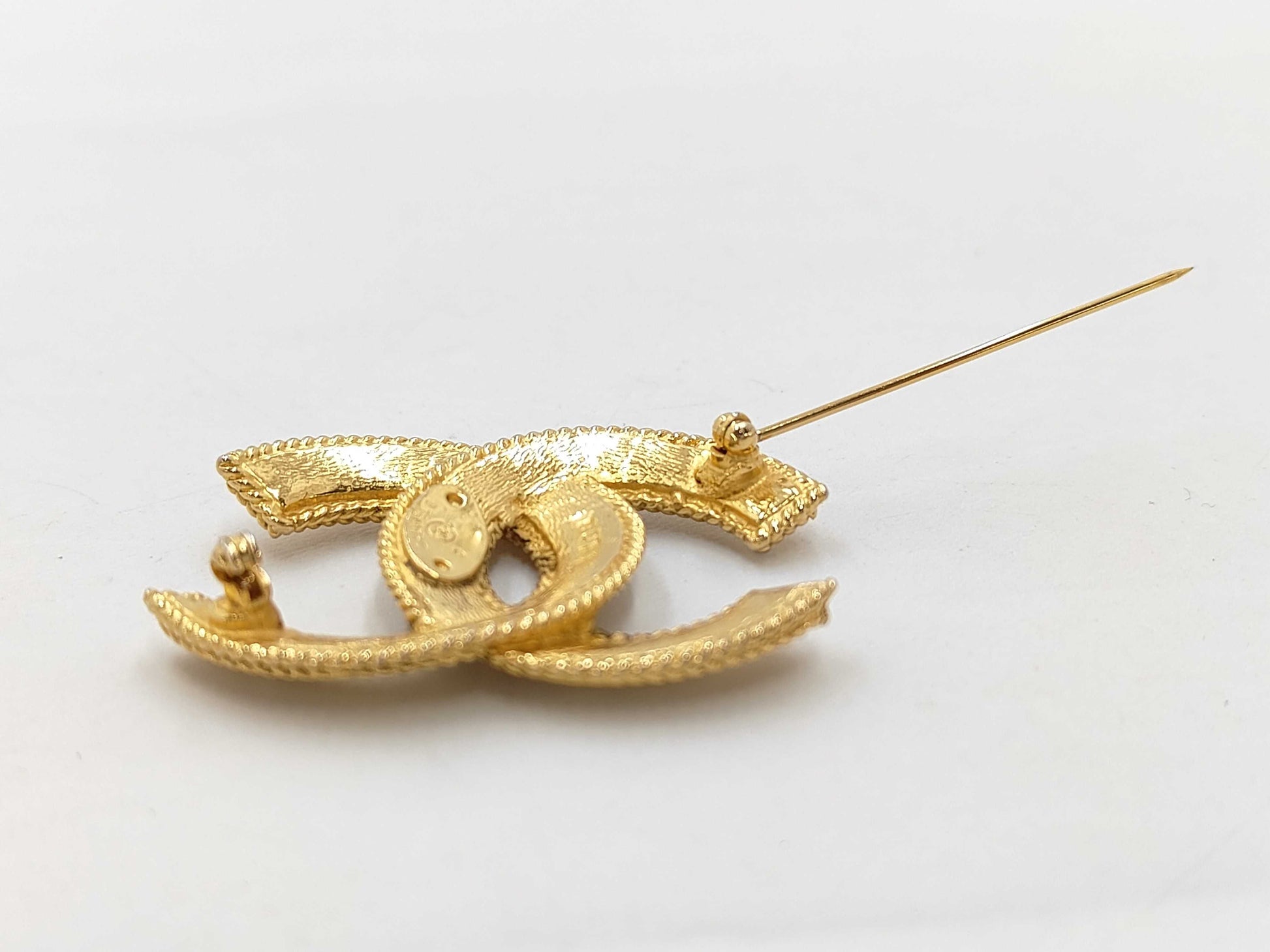 CHANEL 1108GP Coco Mark Brooch in Matte Gold with Rice
