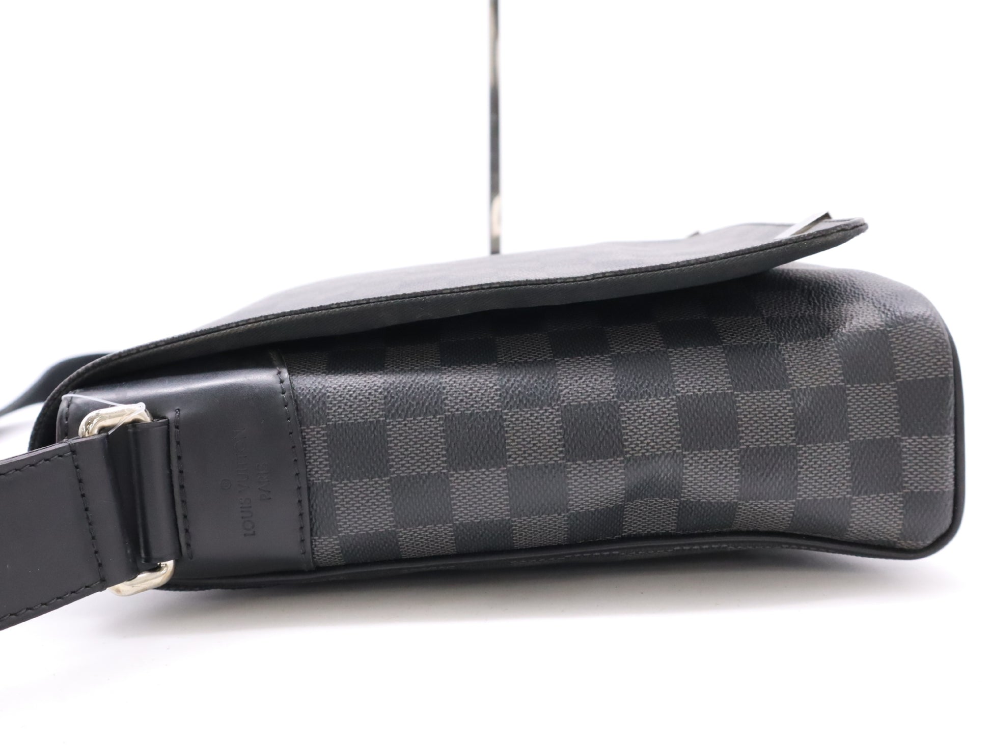 LOUIS VUITTON N41029 Damier Graffit District MM NM RFID Confirmed Shoulder Bag