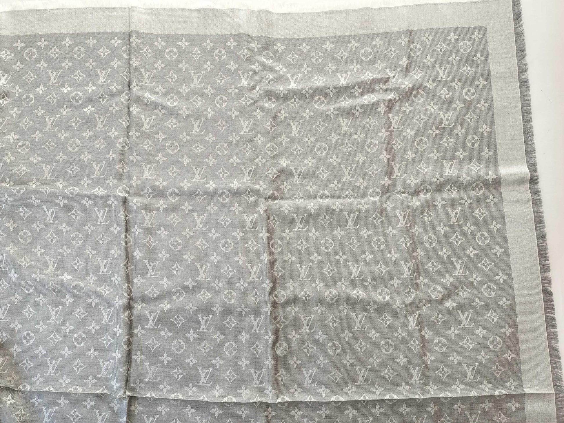 LOUIS VUITTON Vuitton Stole Grey Other Apparel