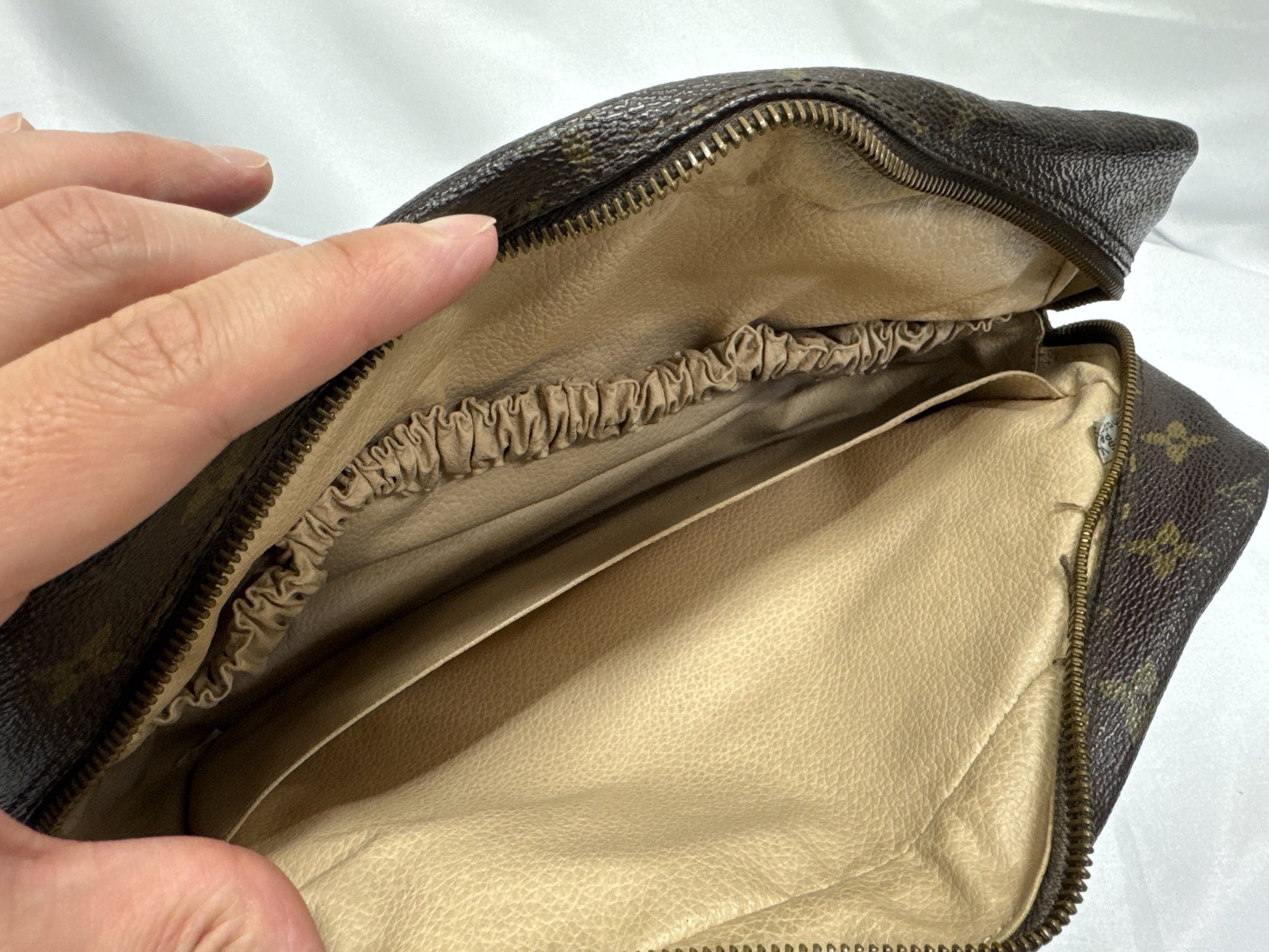 LOUIS VUITTON Vuitton Truth Tawaretto Pouch